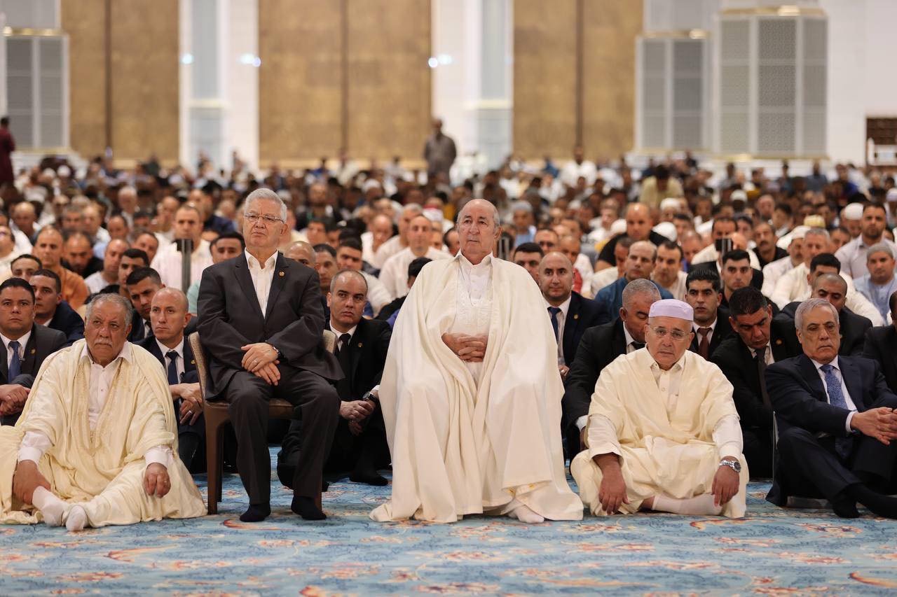 السيد عبد المجيد تبون رئيس الجمهورية يؤدي صلاة عيد الأضحى المبارك بجامع الجزائر الأعظم، بحضور السيد عزوز ناصري رئيس مجلس الأمة، وكبار المسؤولين في الدولة و السلك الدبلوماسي للدول الإسلامية المعتمد بالجزائر