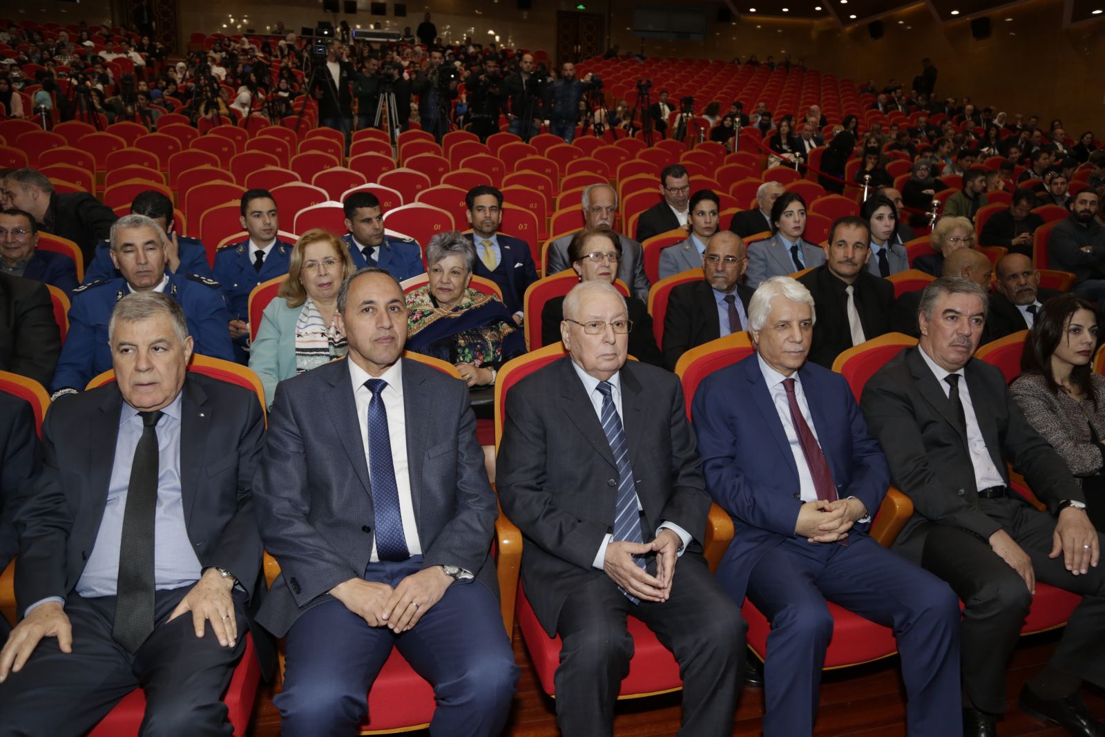 إسداء أوسمة مصاف الاستحقاق الوطني لأدباء ومفكرين ومبدعين جزائريين وأجانب