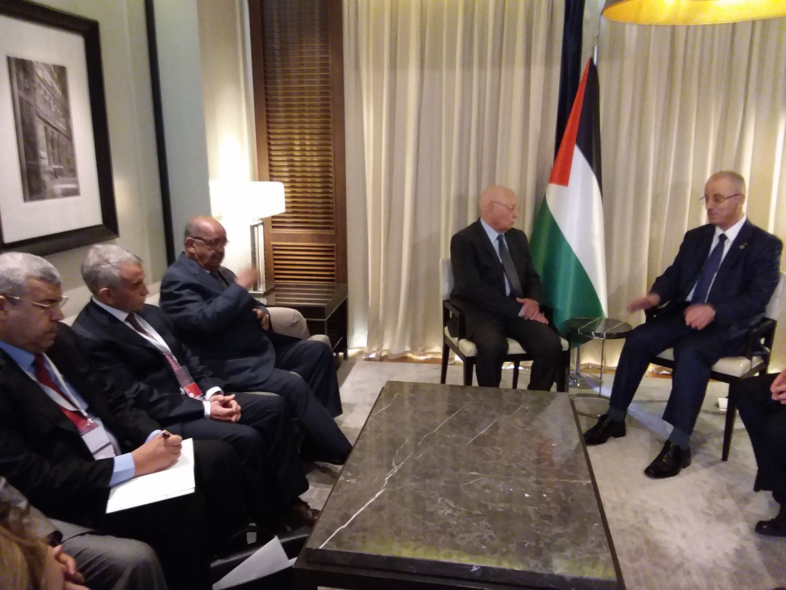 رئيس مجلس الأمة يتحادث مع رئيس الوزراء الفلسطيني