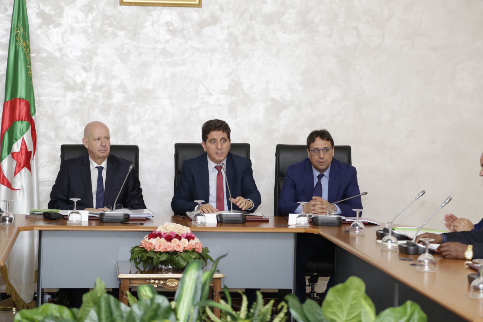 لجنة المالية تستمع لعرض وزير المالية حول مشروع القانون العضوي المتعلق بقوانين المالية