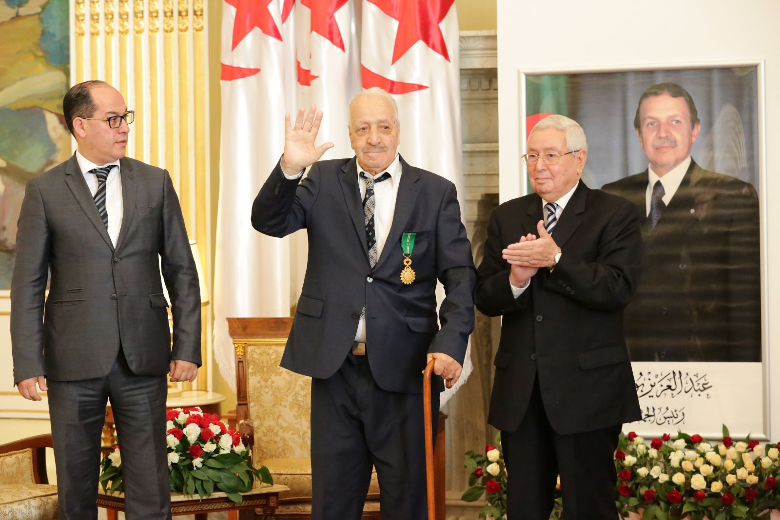ممثلا لفخامة رئيس الجمهورية، رئيس مجلس الأمة يسدي وسام الأثير للمجاهد الطاهر زبيري