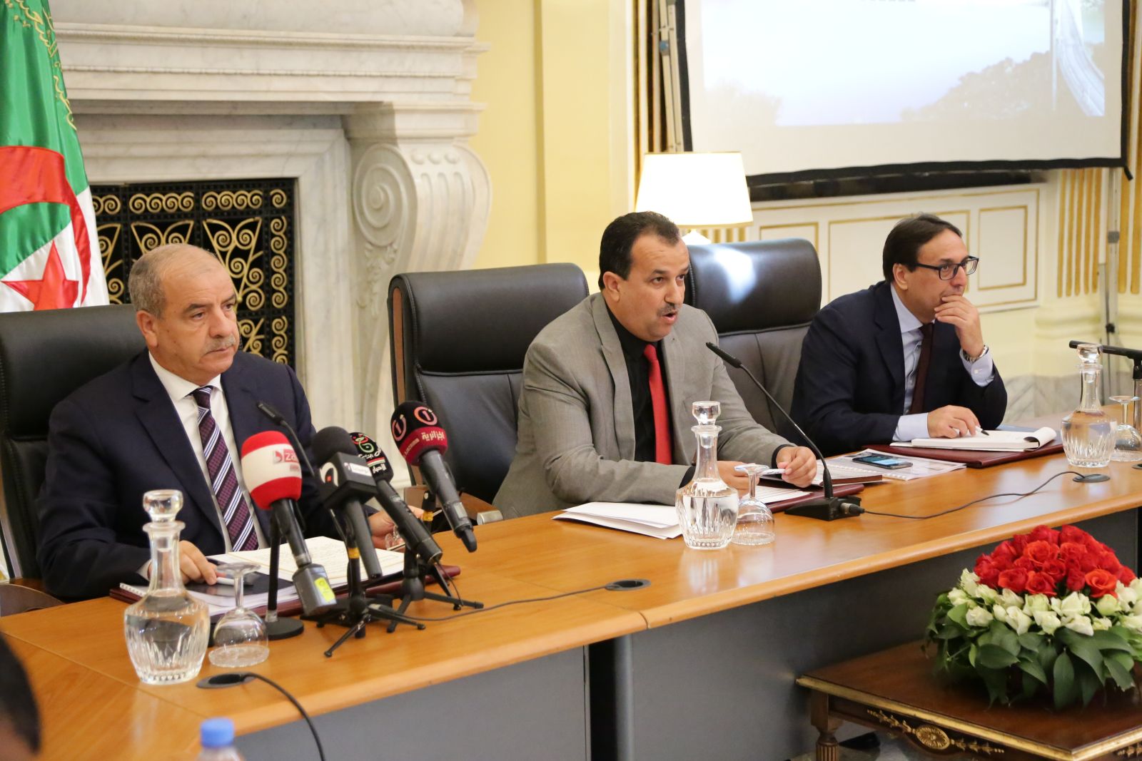 وزير الموارد المائية، حسين نسيب، يعرض الإستراتيجية الوطنية للقطاع أمام أعضاء مجلس الأمة