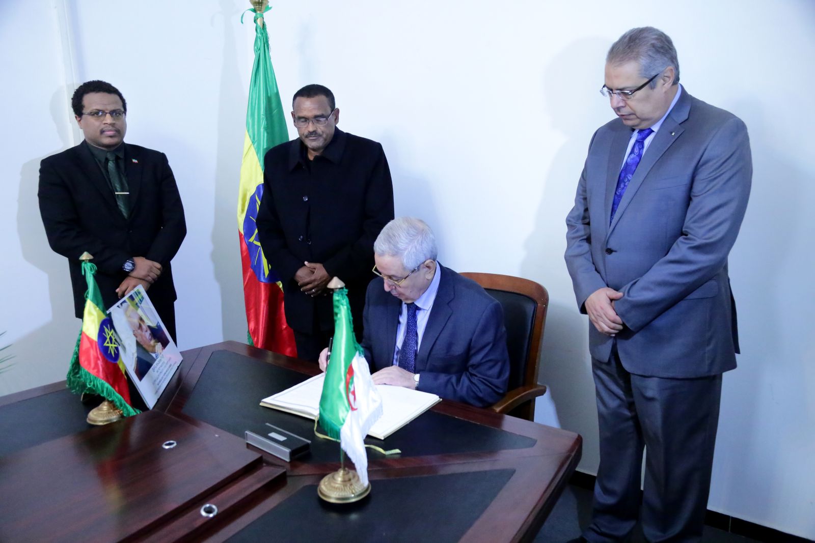 رئيس مجلس الأمة يوقع على سجل التعازي بسفارة إثيوبيا الفيديرالية الديمقراطية