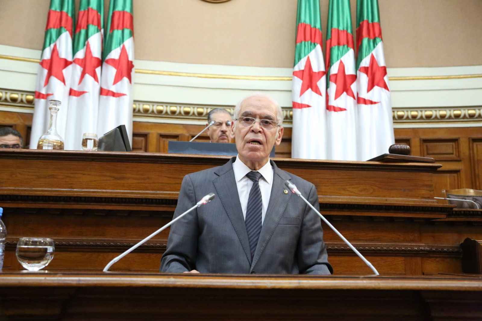 أعضاء مجلس الأمة يناقشون مشروع القانون الذي يحدد القواعد العامة المتعلِّقة بالطيران المدني