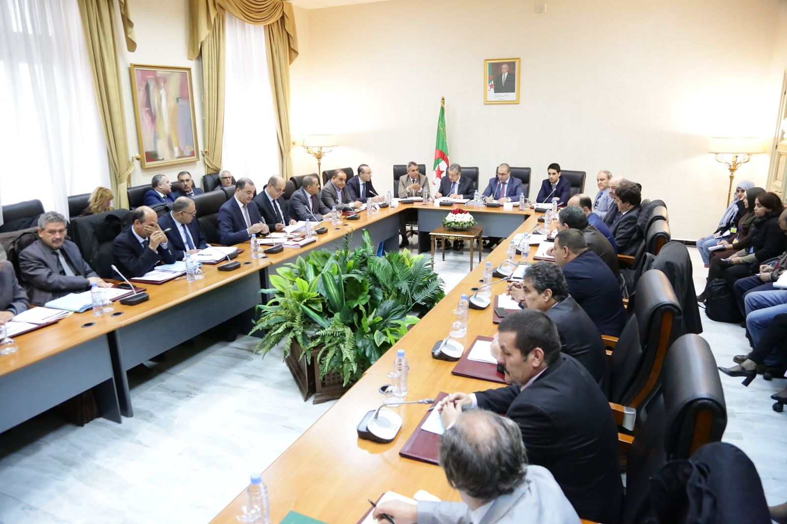 وزير المالية يعرض مشروع قانون المالية لسنة 2020 أمام لجنة الشؤون الاقتصادية والمالية لمجلس الأمة