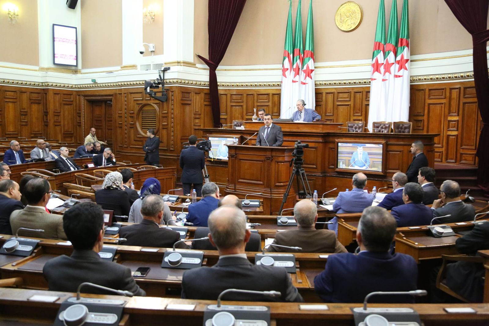 أعضاء مجلس الأمة يناقشون مشروع القانون المنظم لنشاطات المحروقات