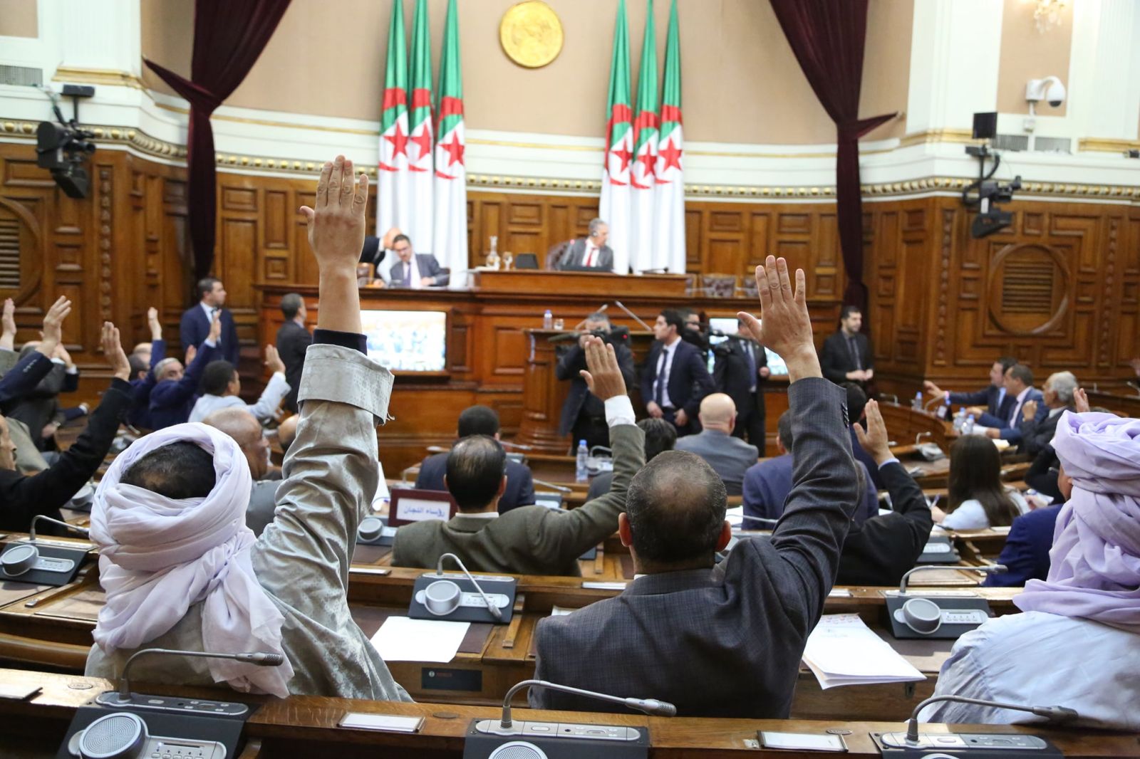 أعضاء مجلس الأمة يُصوِّتون على مشروع القانون المتعلِّق بالتنظيم المحلي للبلاد