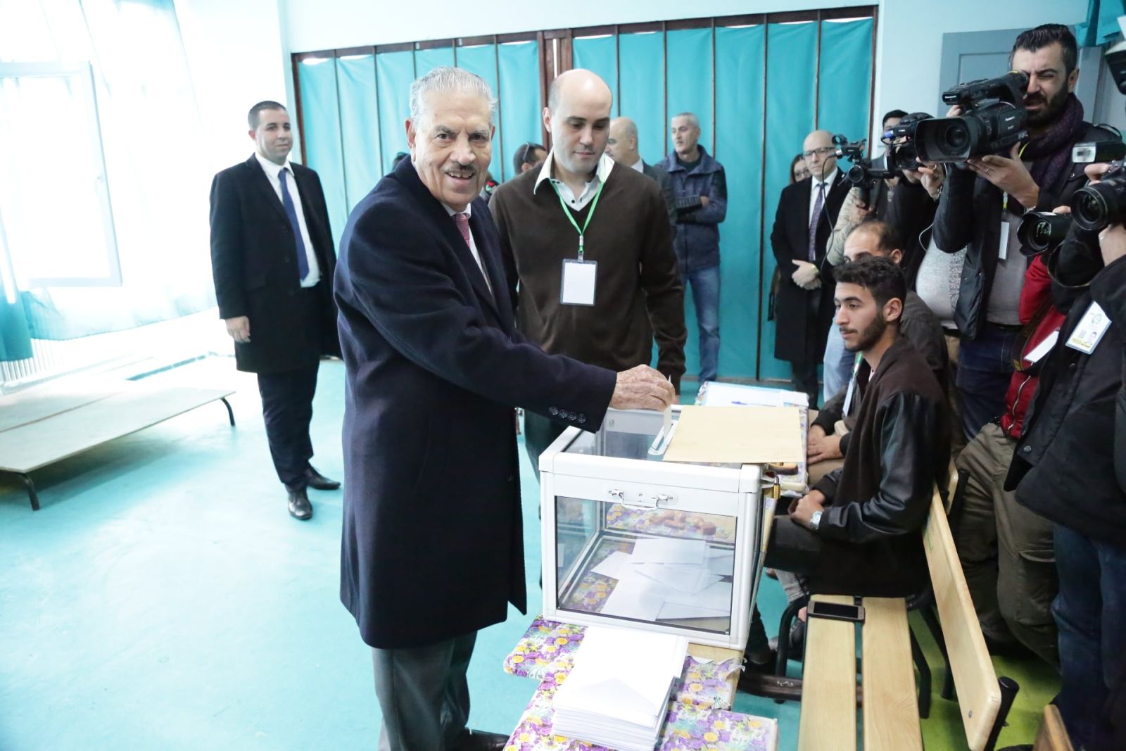 بالصور: السيد صالح قوجيل رئيس مجلس الأمة بالنيابة يؤدي واجبه الإنتخابي