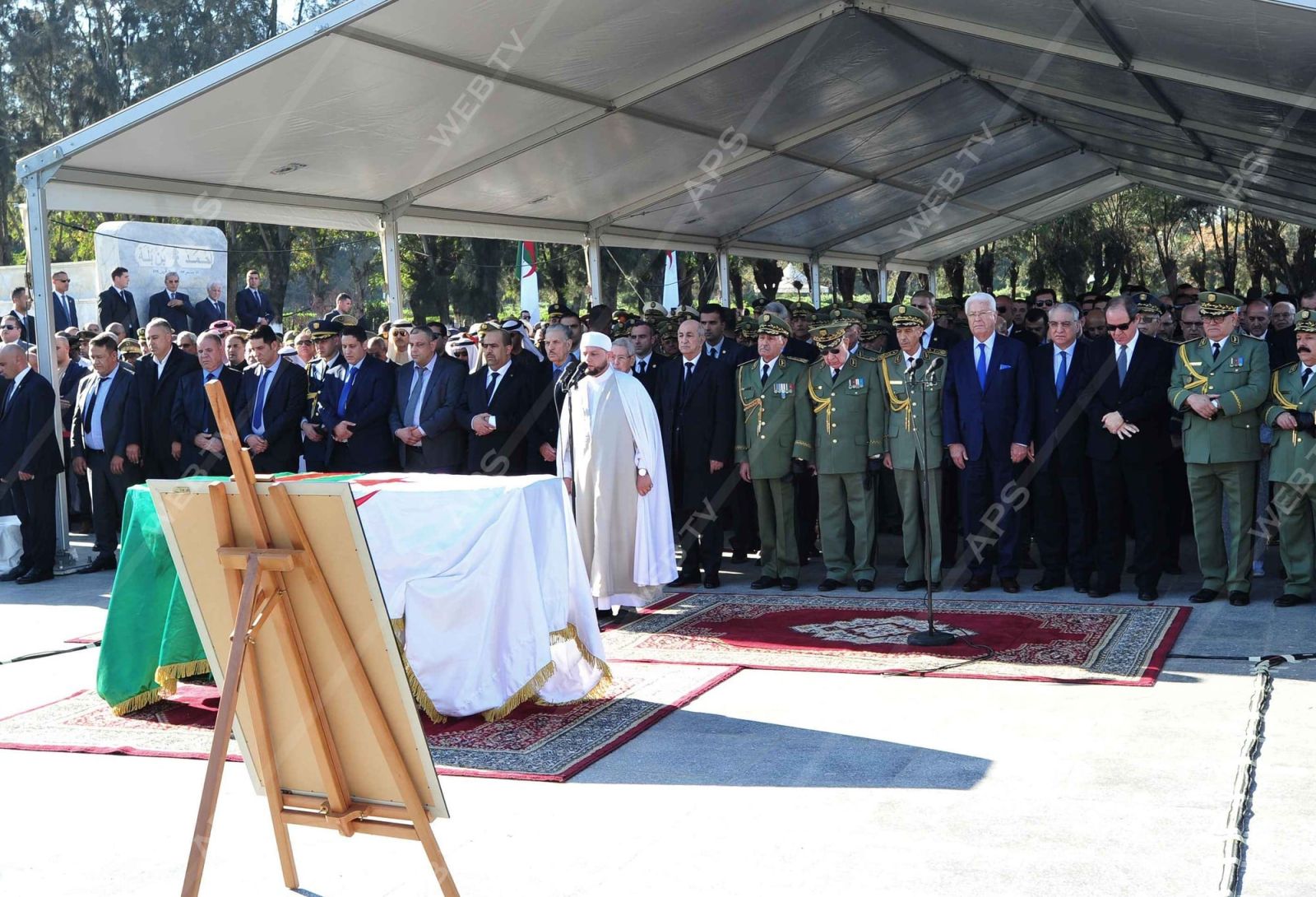 السيد صالح قوجيل رئيس مجلس الأمة بالنيابة يحضر مراسيم تشييع جنازة الفقيد المجاهد أحمد قايد صالح