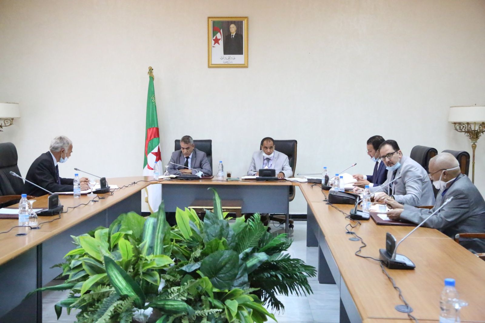 اجتماع لجنة الشؤون القانونية والإدارية وحقوق الإنسان والتنظيم المحلي وتهيئة الإقليم والتقسيم الإقليمي لدراسة ملفات إثبات عضوية أعضاء جدد عيّنهم رئيس الجمهورية، السيد عبد المجيد تبون، أعضاء في مجلس الأمة بعنوان الثلث الرئاسي