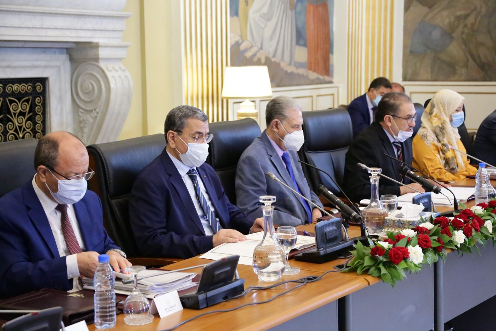 بحضور السيد صالح قوجيل، رئيس مجلس الأمة بالنيابة لجنة الشؤون القانونية لمجلس الأمة تستمع إلى عرض قدمه السيد عبد العزيز جراد، الوزير الأول حول نص القانون المتضمن تعديل الدستور