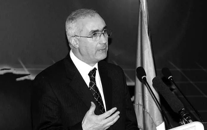 رئيس مجلس الأمة بالنيابة يعزي عائلة المرحوم الوزير السابق عبد الرشيد بوكرزازة