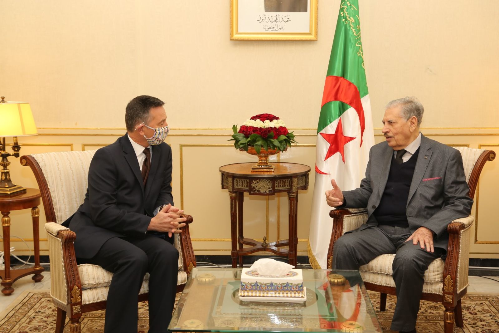 السيد صالح قوجيل، رئيس  مجلس الأمة بالنيابة يستقبل سعادة سفير بريطانيا بالجزائر الذي أدى له زيارة وداع على إثر انتهاء مهامه ببلادنا