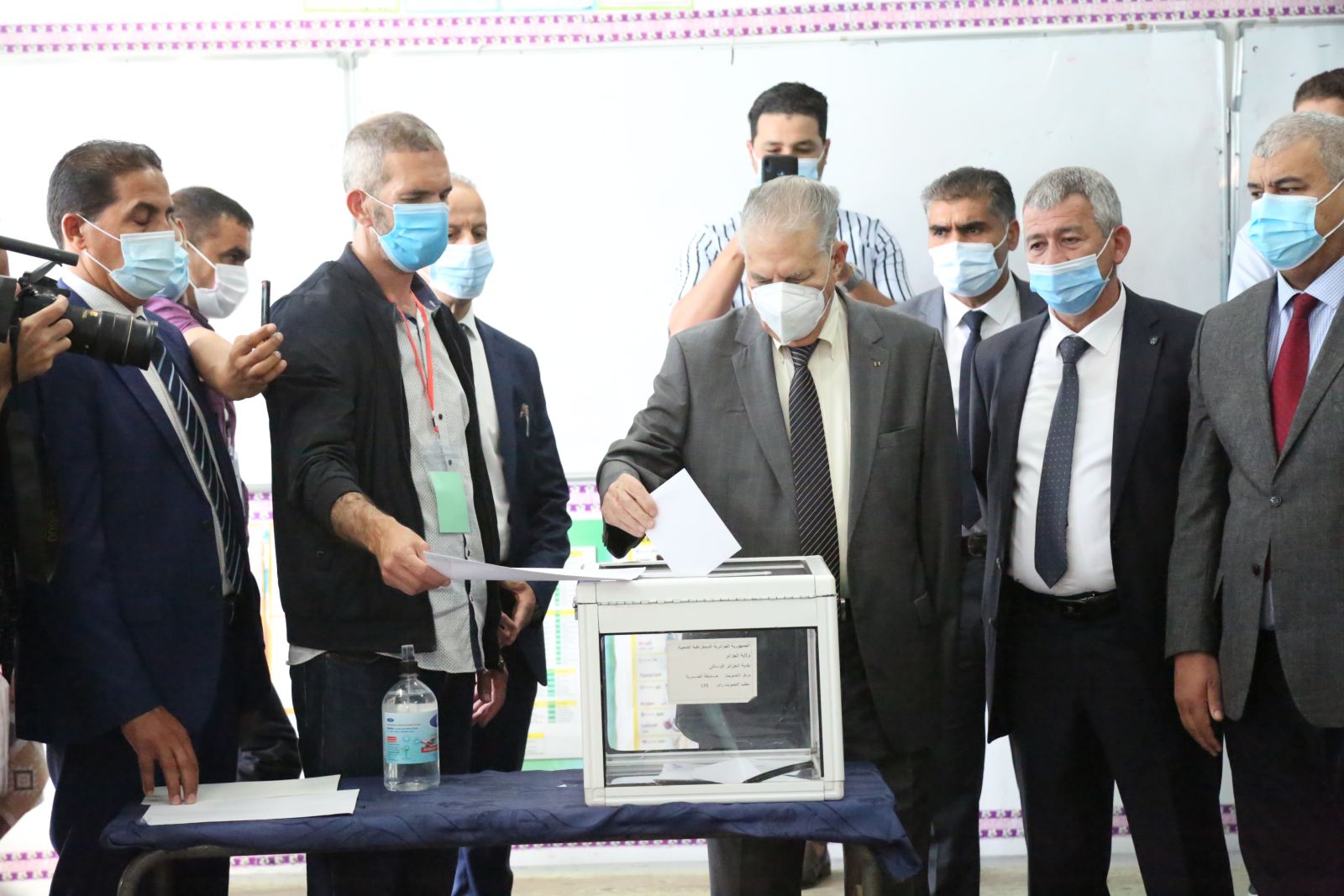 بالصوروالفيديو: السيد رئيس مجلس الأمة المجاهد صالح قوجيل يؤدي واجبه الإنتخابي