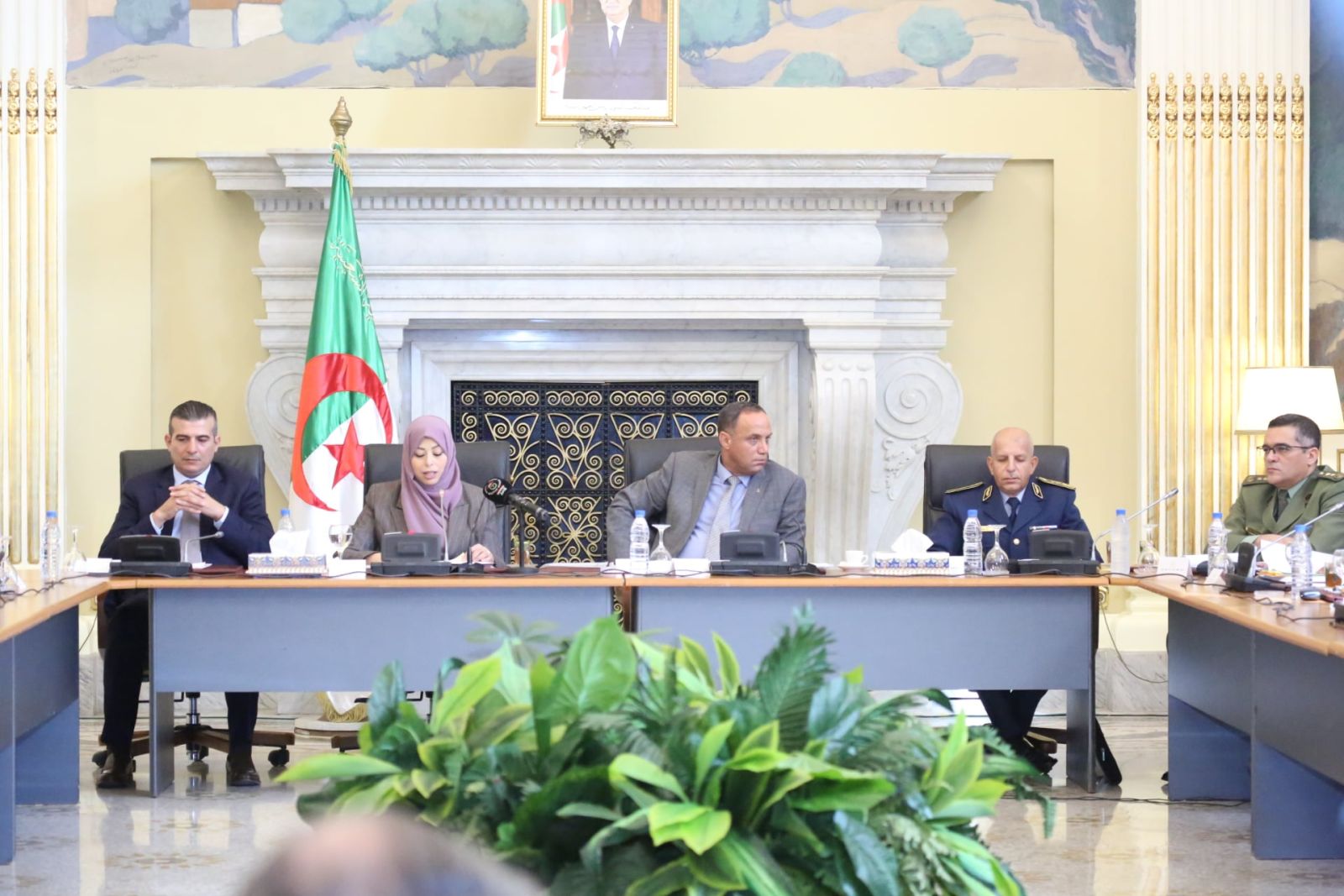 لجنة الشؤون القانونية والإدارية لمجلس الأمة تستمع إلى السيدة وزيرة العلاقات مع البرلمان