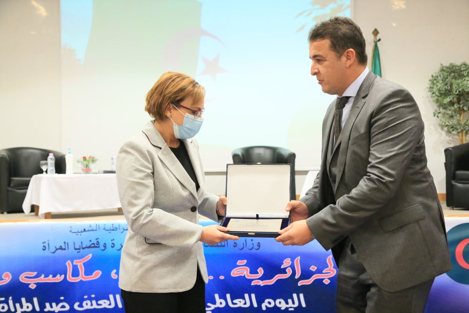 مجلس الأمة يسلم جائزة "التميز من أجل المتوسط للعام 2021" لوزارة التضامن الوطني والأسرة