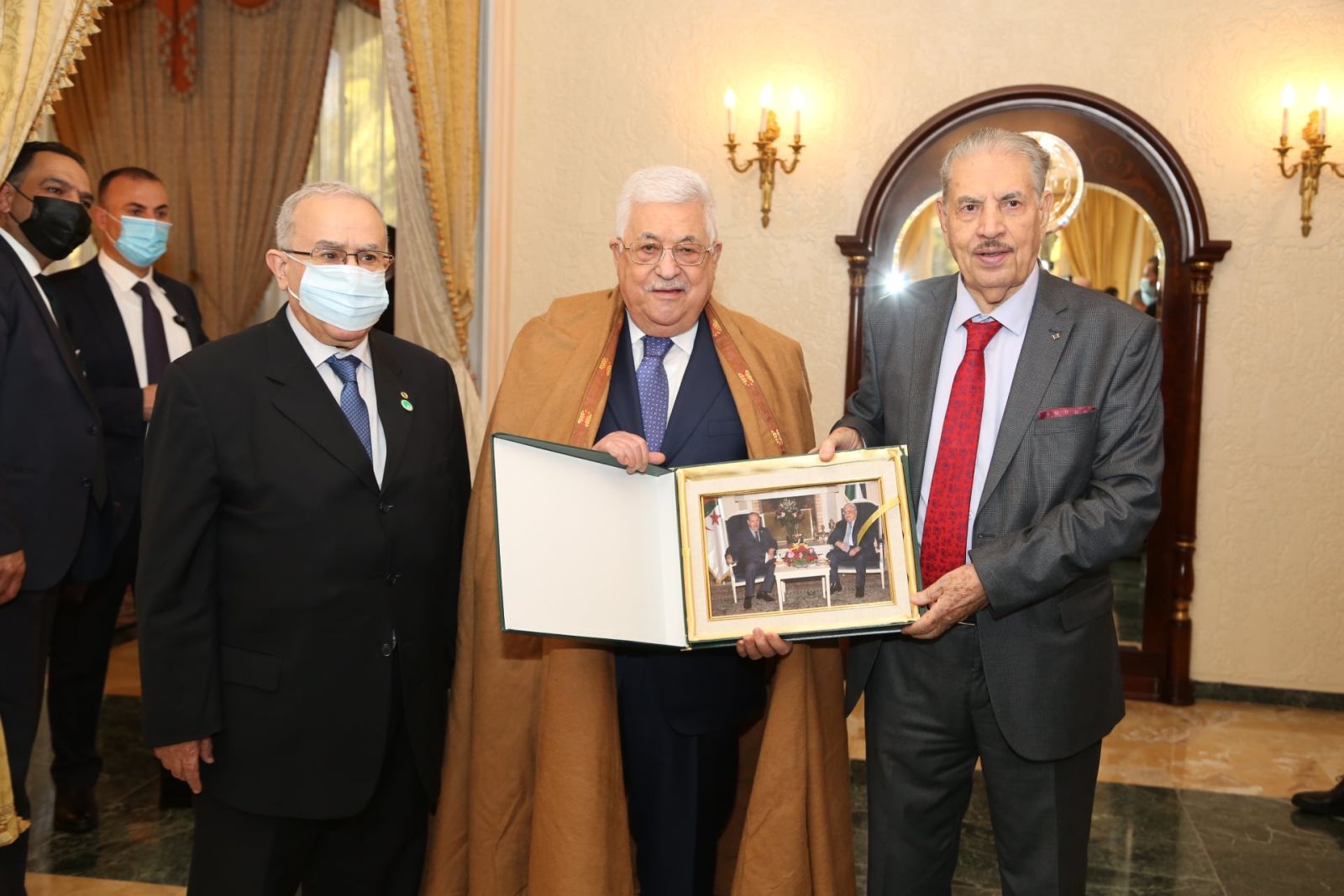 السيد صالح قوجيل، رئيس مجلس الأمة، يقيم مأدبة غداء على شرف السيد محمود عباس، رئيس دولة فلسطين