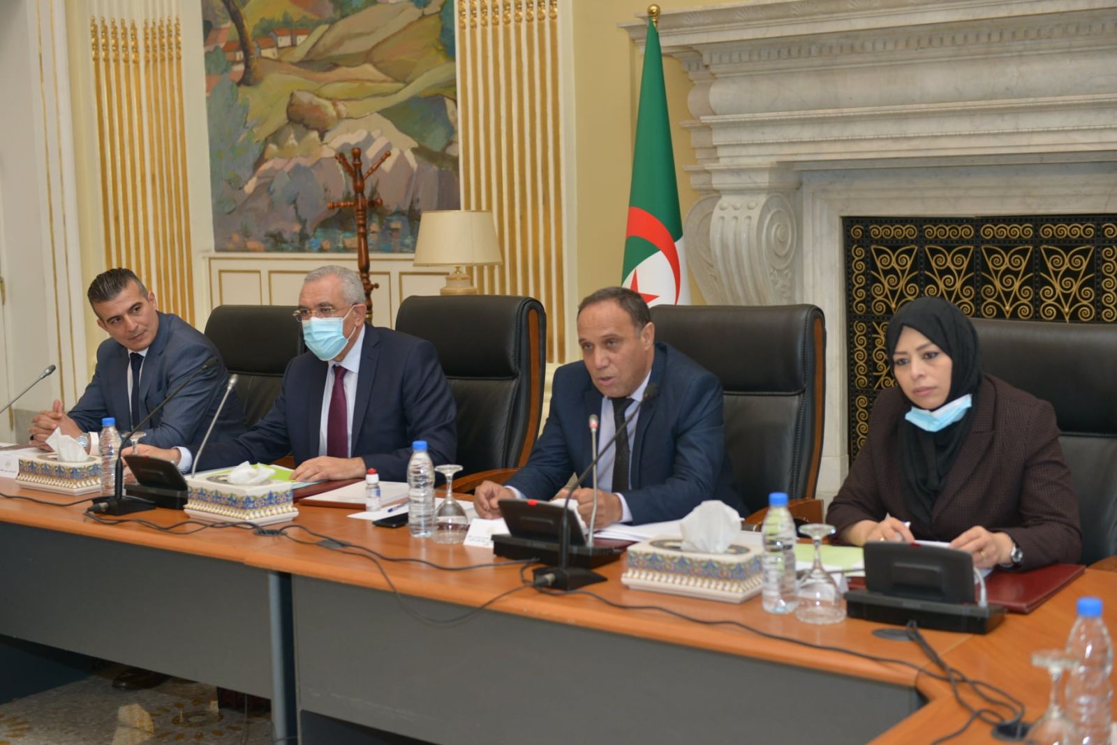 لجنة الشؤون القانونية والإدارية وحقوق الإنسان والتنظيم المحلي وتهيئة الإقليم والتقسيم الإقليمي، تستمع إلى عرضين حول مشروعين قانونيين، قدمهما ممثل الحكومة، السيد عبد الرشيد طبي، وزير العدل، حافظ الأختام