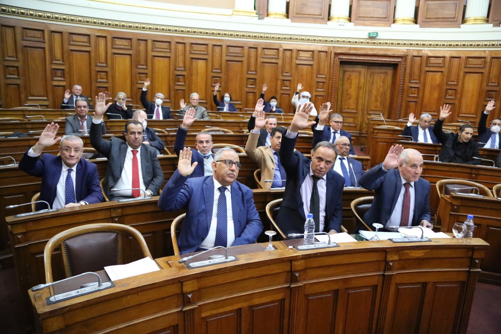السيد صالح ڤوجيل، رئيس مجلس الأمة، وأعضاء مجلس الأمة يصادقون على نص القانون المتضمن قانون العقوبات، وكذا نصّ القانون المتعلق بمكافحة المضاربة غير المشروعة.