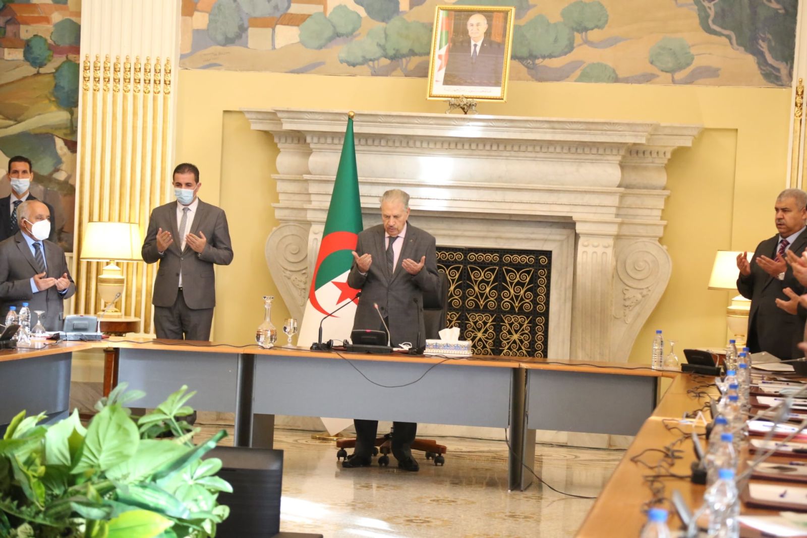 رئيس مجلس الأمة السيد صالح ڨوجيل يذكّر خلال ترؤسه اجتماعاً توجيهياً لأعضاء اللجنة البرلمانية للاستعلام والتحقيق بـ: "البُعد الوطني الذي تكتسيه الحرب التي أعلنتها الدولة بقيادة السيد رئيس الجمهورية، ضد المضاربين والمتلاعبين بمعيشة المواطنين وقوتهم"