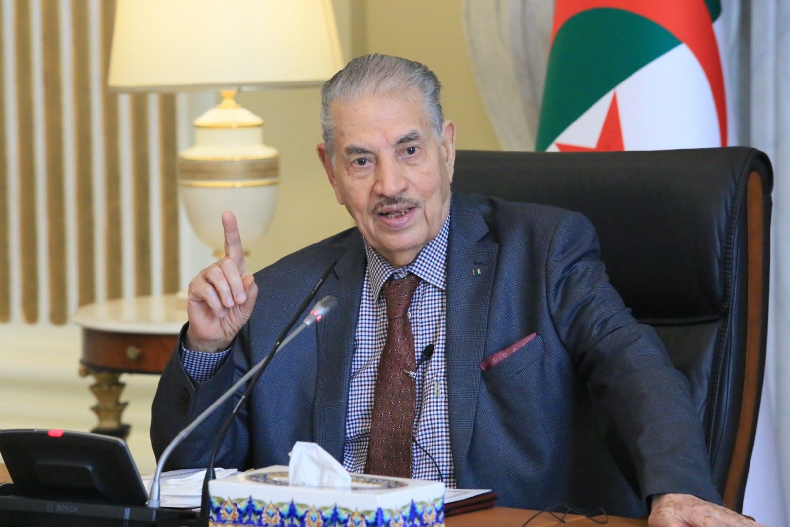 السيد صالح قوجيل رئيس مجلس الأمة يشرف على اجتماع للجنة الشؤون القانونية والإدارية وحقوق الإنسان والتنظيم المحلي وتهيئة الإقليم والتقسيم الإقليمي