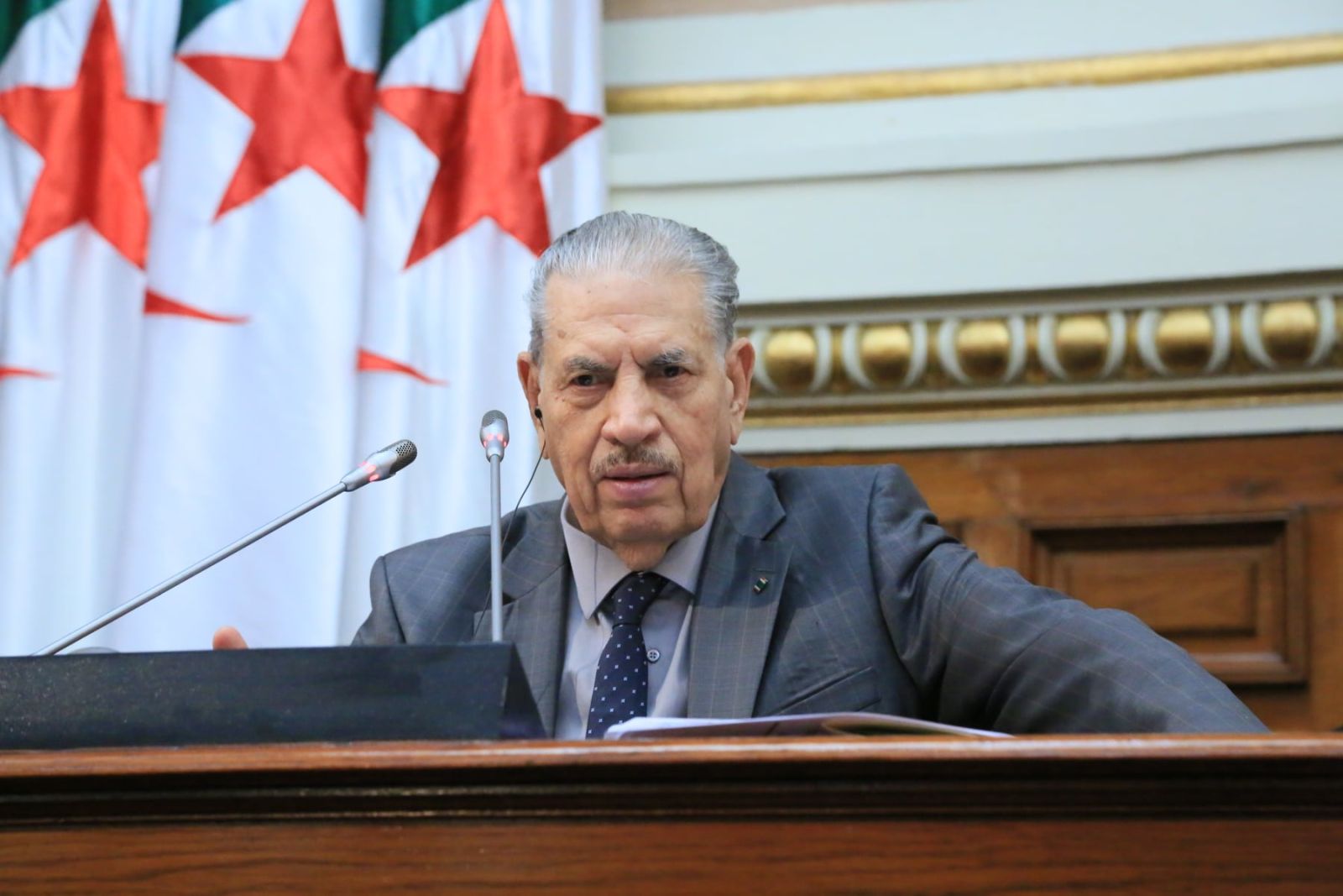 أعضاء مجلس الأمة يطرحون عشرة (10) أسئلة شفوية على أربعة (4) أعضاء في الحكومة