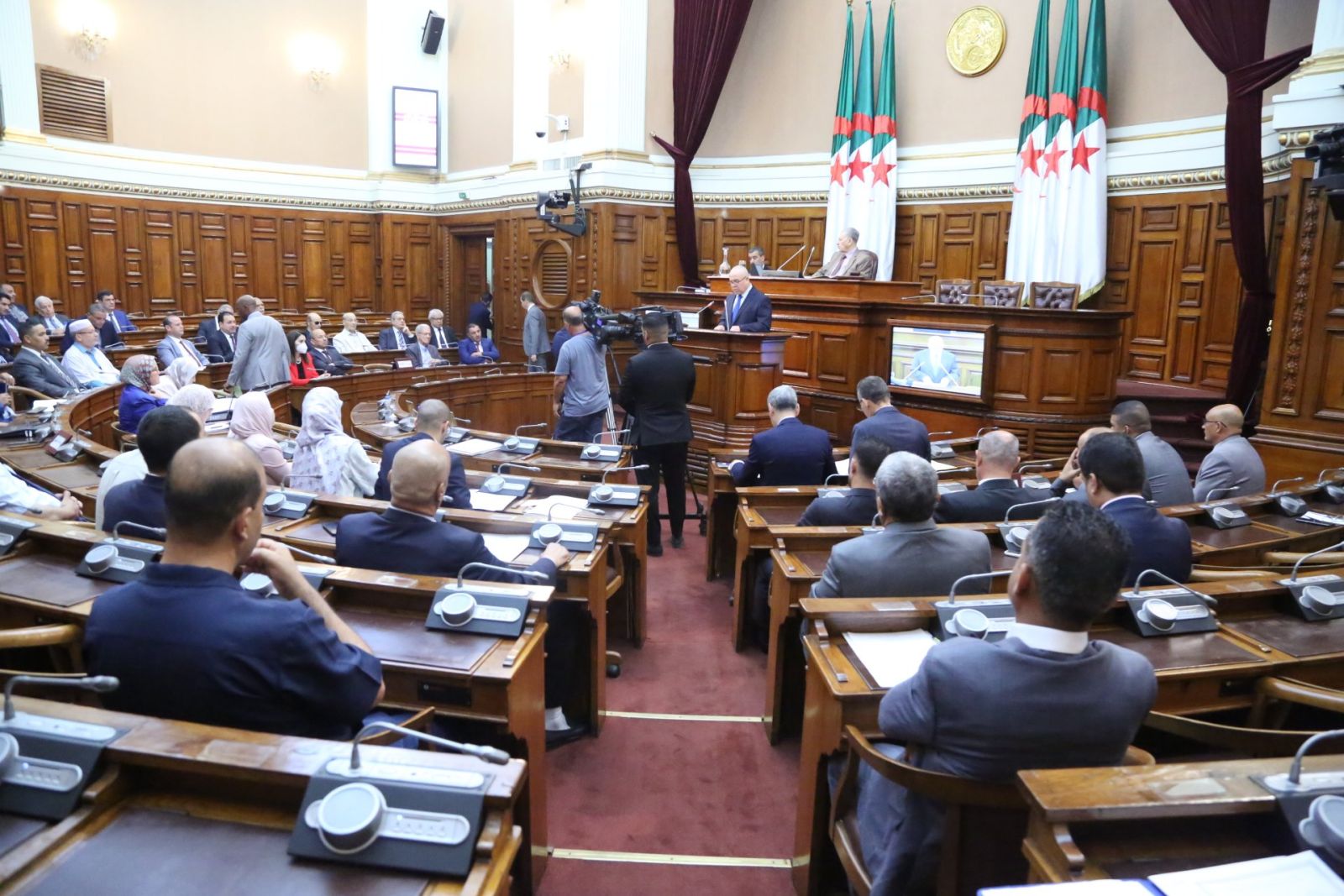 أعضاء مجلس الأمة يناقشون نص القانون المتعلق بعلاقات العمل