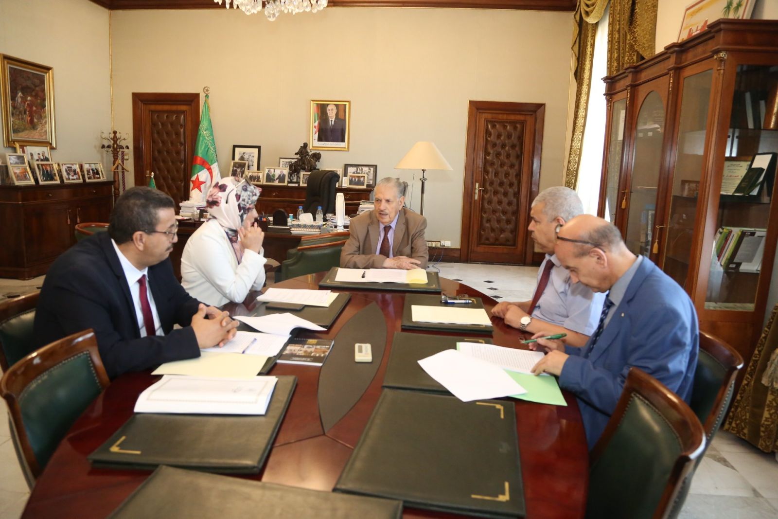السيد صالح قوجيل، رئيس مجلس الأمة يجري حوارا صحفيا مع يومية المجاهد