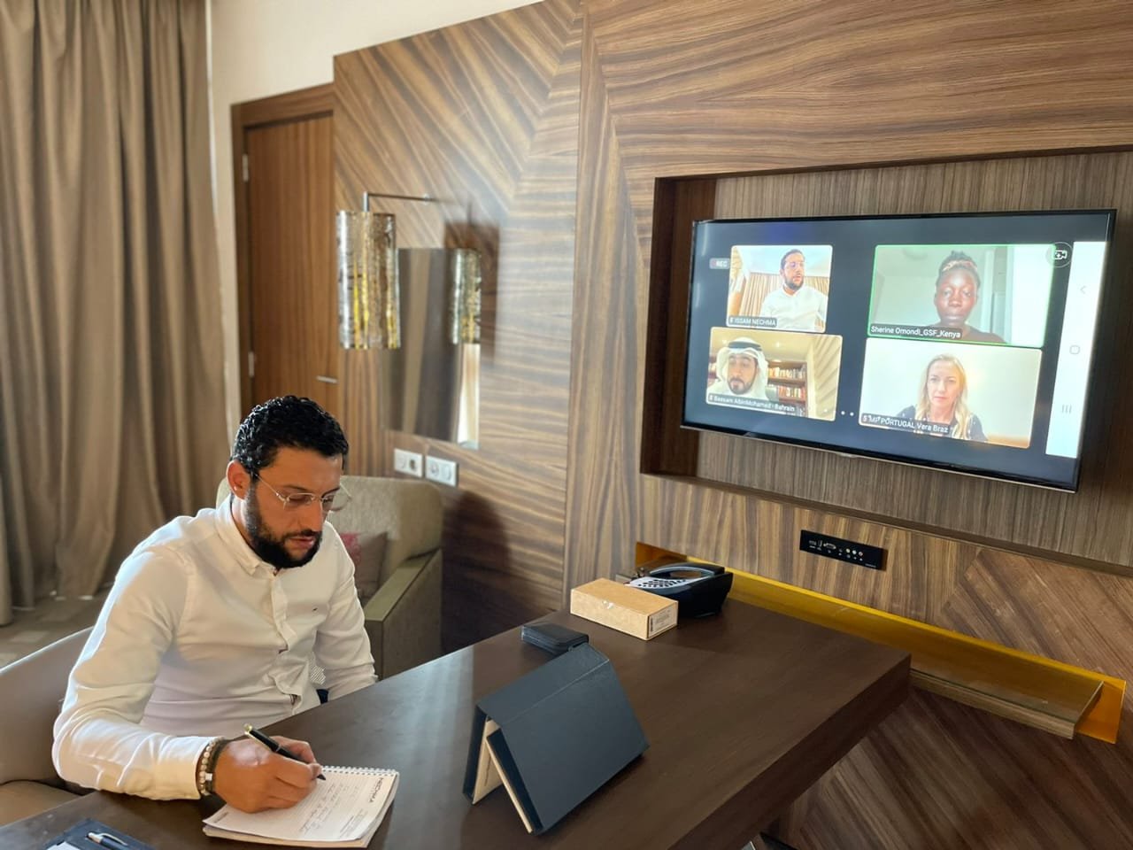 عضو مجلس الأمة يشارك عبر تقنية التحاضر المرئي عن بعد، في جلسة حول تمكين الشباب ومشاركتهم السياسية