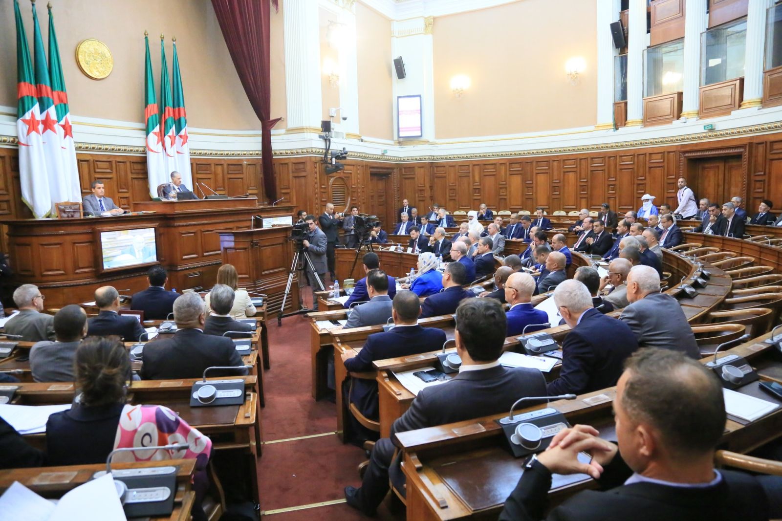 مجلس الأمة يستأنف جلسته العامة، برئاسة السيد صالح ڨوجيل، رئيس مجلس الأمة، والتي خُصّصت لمواصلة مناقشة بيان السياسة العامة للحكومة