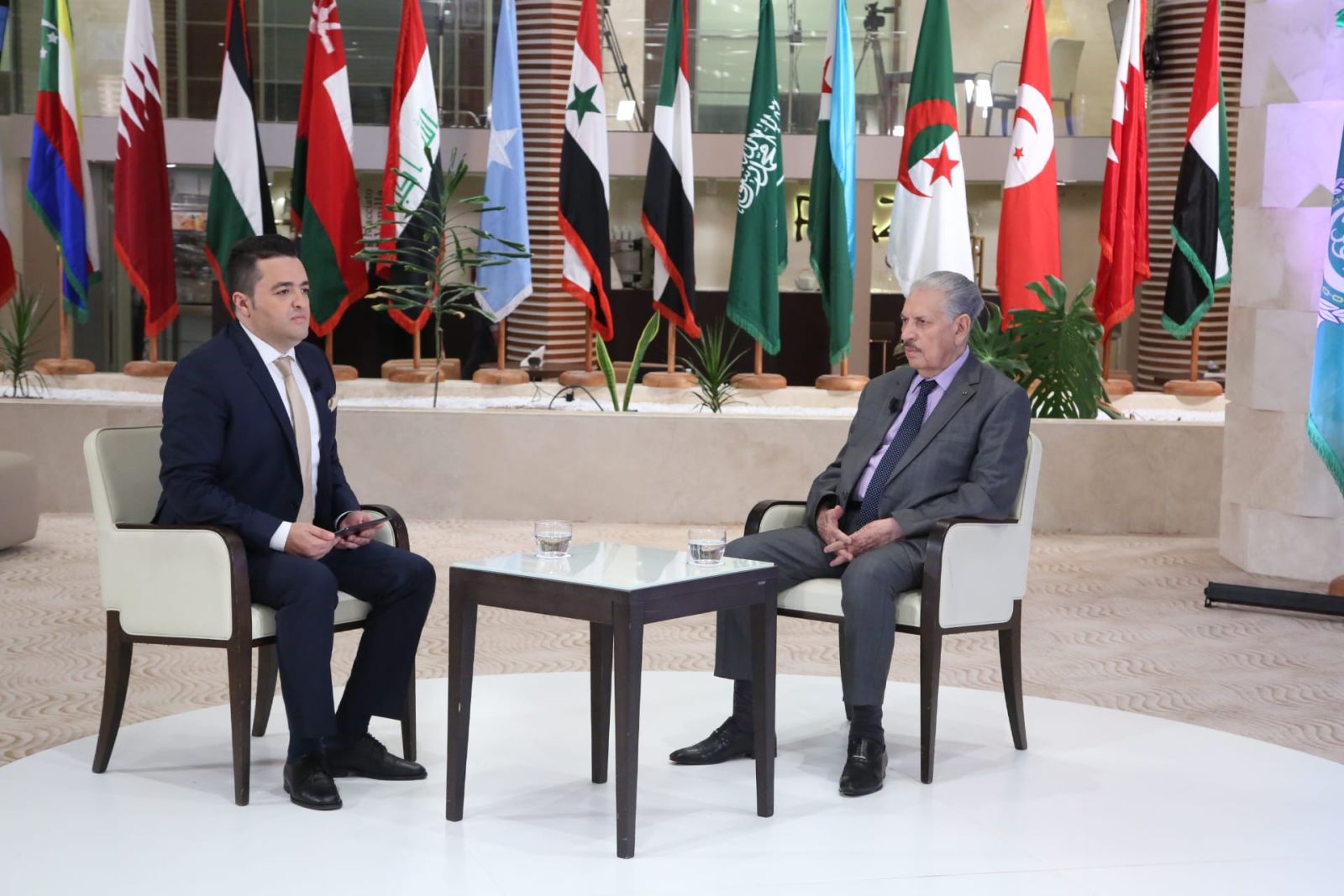 رئيس مجلس الأمة السيد صالح ڨوجيل،ينزل ضيفاً على العدد الأول من برنامج " في القمة"على التلفزيون الجزائري