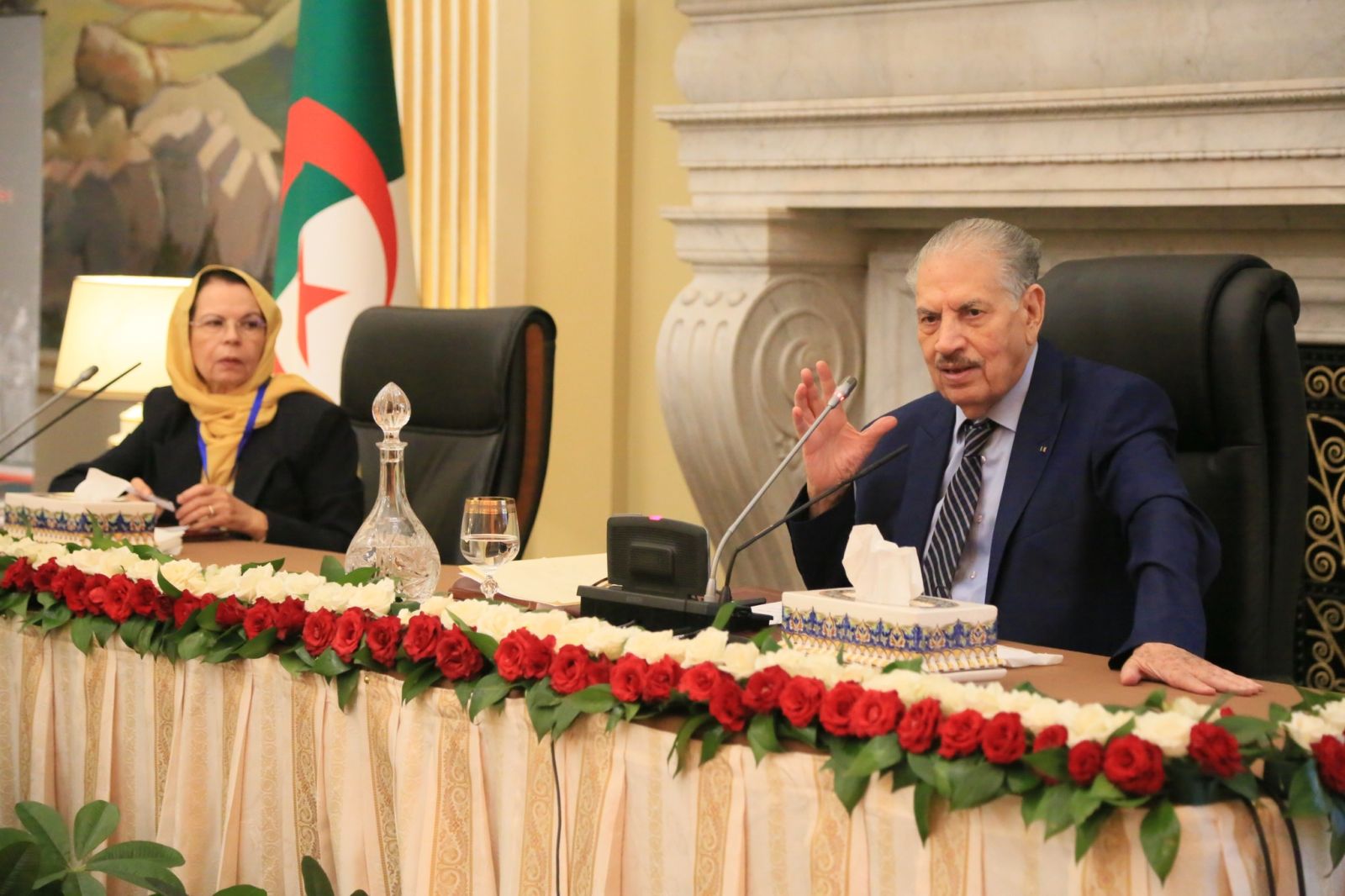 السيد صالح قوجيل، رئيس مجلس الأمة، "يستحضر بطولات وتضحيات القادة الستة التاريخيين إبان الثورة التحريرية"..و "يشيد بالرمزية التي يكتسيها تاريخ الأول نوفمبر لدى رئيس الجمهورية، السيد عبد المجيد تبون،في رسم معالم الجزائر الجديدة"