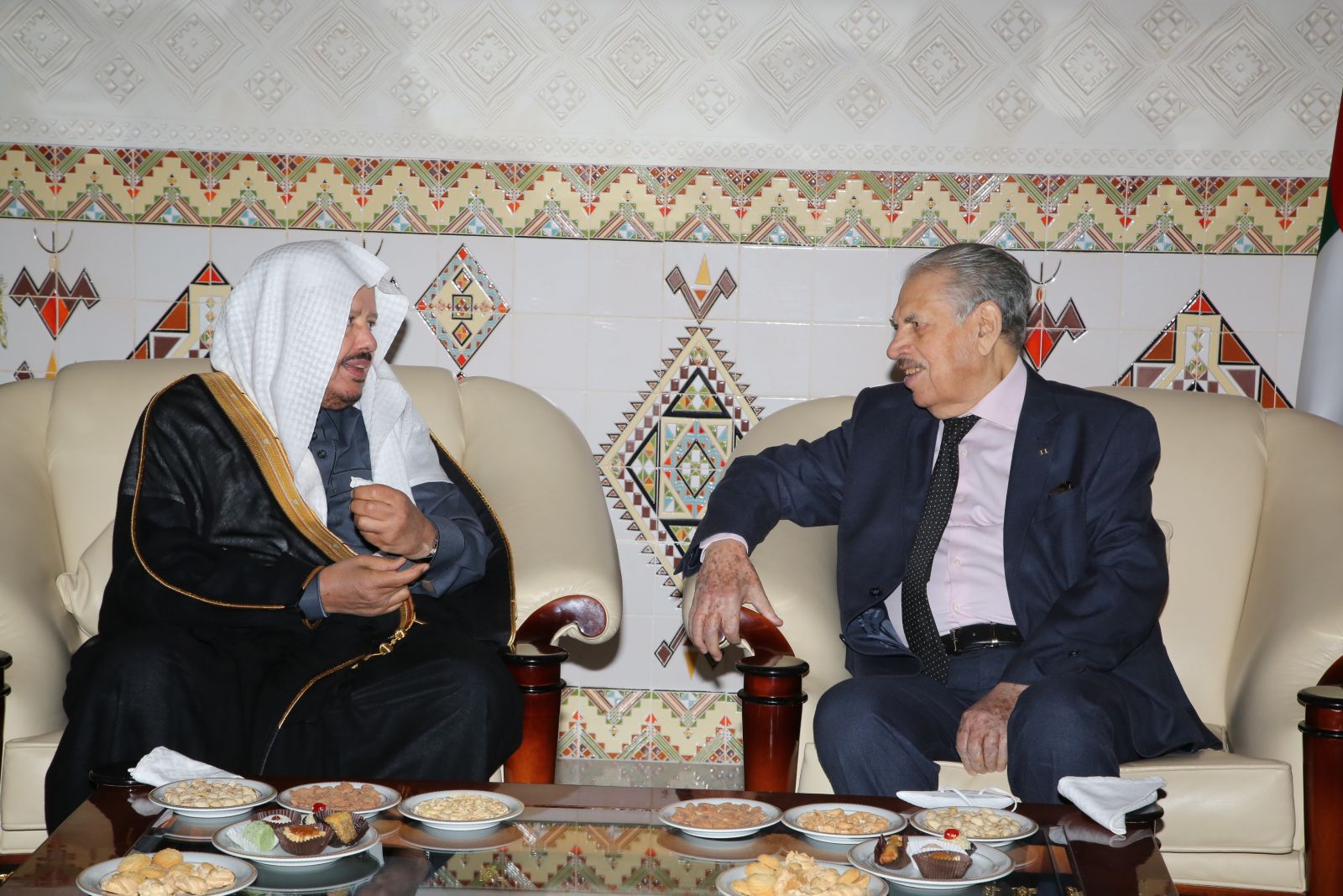السيد صالح قوجيل، رئيس مجلس الأمة، يستقبل الشيخ عبد الله بن محمد بن إبراهيم آل الشيخ، رئيس مجلس الشورى السعودي