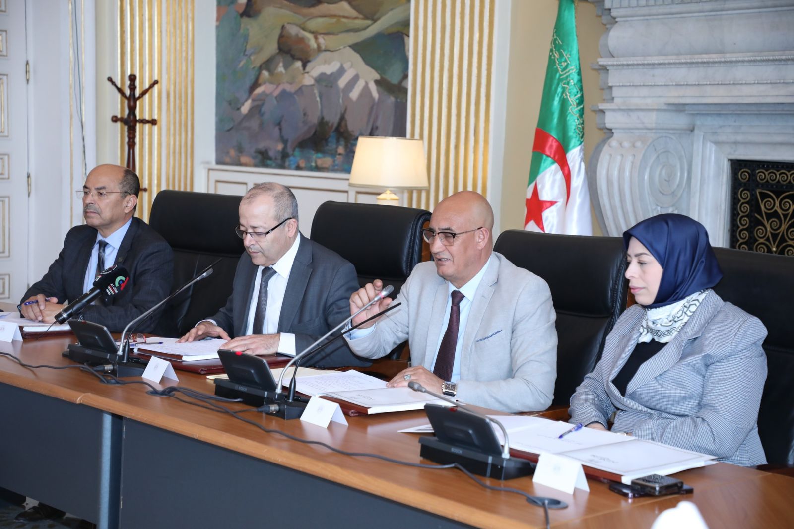 لجنة الثقافة والاعلام والشبيبة والسياحة لمجلس الأمة برئاسة السيد يوسف لعراب، رئيس اللجنة تستمع إلى عرض السيد محمد بوسليماني، وزير الاتصال حول نص القانون العضوي المتعلق بقانون الإعلام