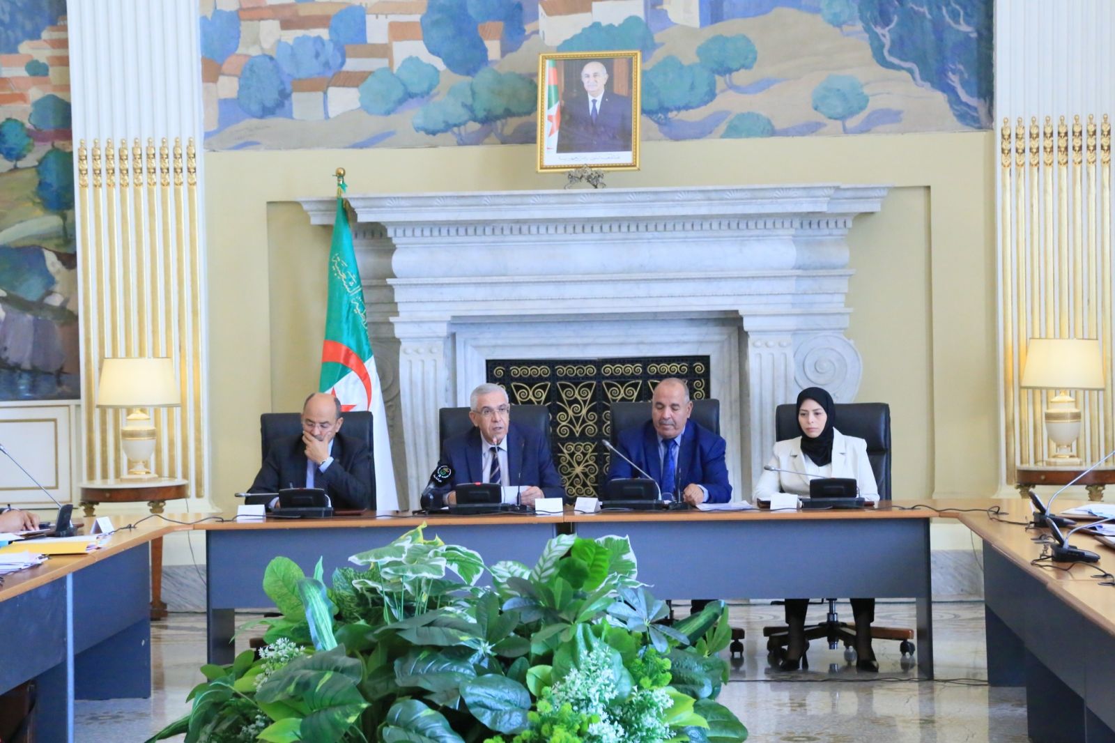 لجنة الشؤون القانونية والإدارية وحقوق الإنسان والتنظيم المحلي وتهيئة الإقليم والتقسيم الإقليمي لمجلس الأمة برئاسة السيد عبد القادر سهلي، رئيس اللجنة تستمع إلى عرض ممثل الحكومة، السيد عبد الرشيد طبي، وزير العدل، حافظ الأختام حول نصي القانونين المتعلقين بالوقاية من الإتجار بالبشر ومكافحته و الوقاية من المخدرات والمؤثرات العقلية وقمع الاستعمال والإتجار غير المشروعين بها