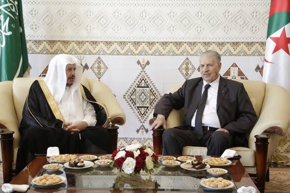 السيد صالح ڨوجيل، رئيس مجلس الأمة،يستقبل الشيخ الدكتور عبد الله بن محمد بن إبراهيم آل الشيخ رئيس مجلس الشورى السعودي، بالقاعة الشرفية لمطار هواري بومدين الدولي.