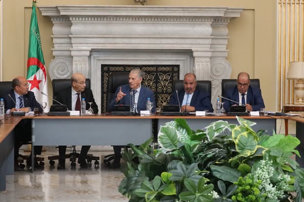 السيد صالح قوجيل، رئيس مجلس الأمة يؤكّد أمام أعضاء اللجنة القانونية الموسعة المكلّفة بمراجعة النظام الداخلي للمجلس على أهمية هذه الوثيقة ويُوجّه إلى ضرورة إعداد مشروع تمهيدي للنظام الداخلي يُكرّس الموقع الذي يحتله المجلس ضمن الهرمية المؤسساتية للدولة