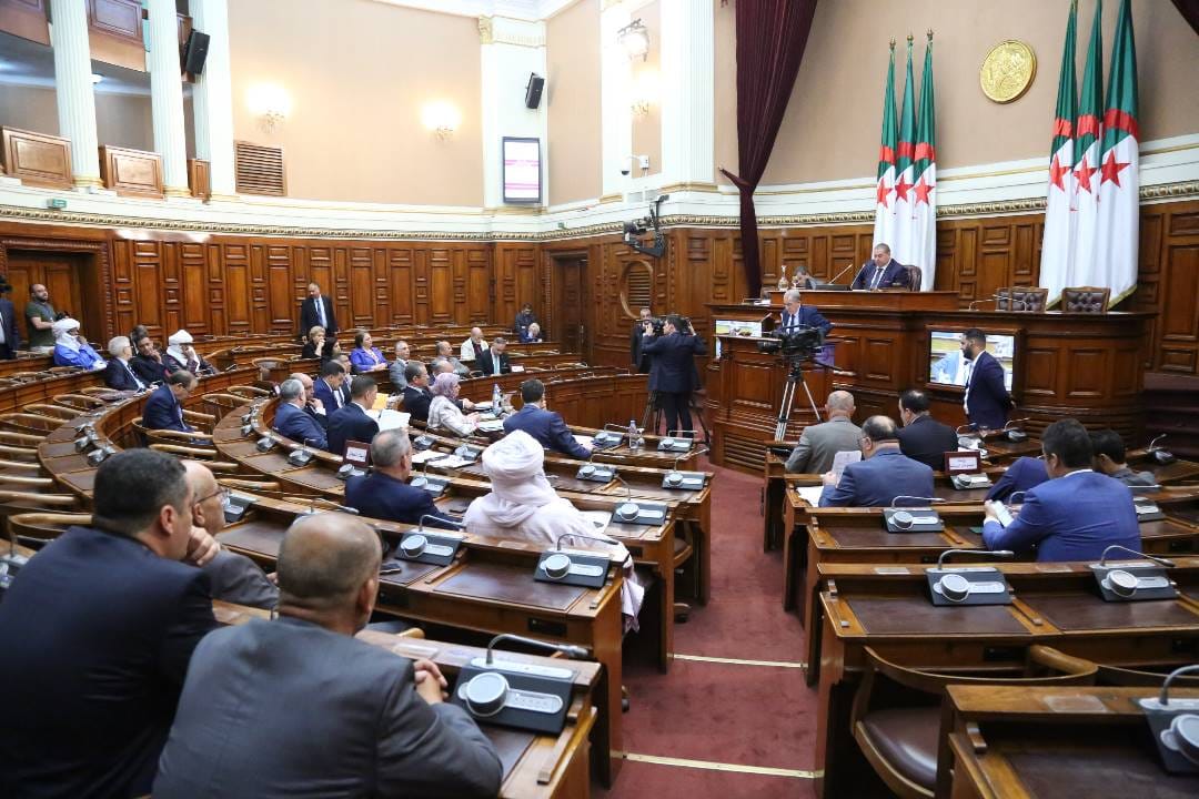 أعضاء مجلس الأمة يوجهون عشرة (10)أسئلة شفوية إلى (04) اربعة أعضاء من الحكومة.