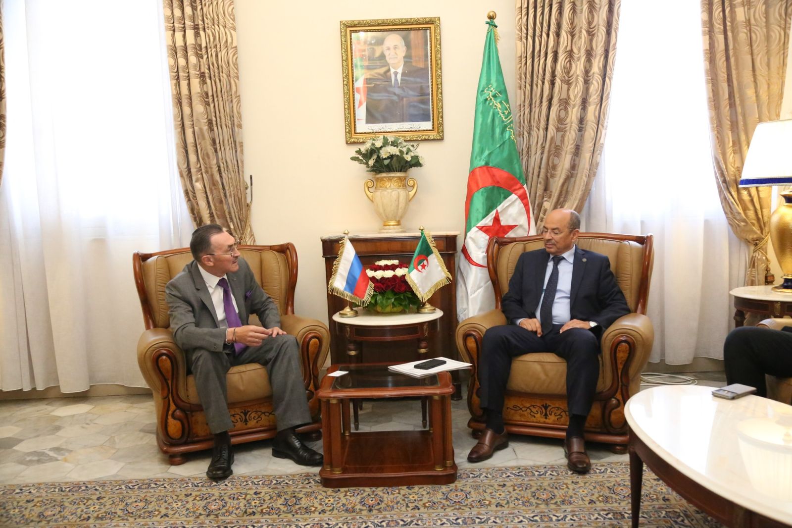 السيد عبد الناصر حمود، نائب رئيس مجلس الأمّة بمعية  السيد عمر دادي عدون، رئيس لجنة الشؤون الخارجية والجالية الجزائرية بالخارج يستقبلان السيد إسكندر يوسوبوف، الوزير الممثل الدائم لجمهورية تتار ستان (فيدرالية روسيا) في أوروبا وأفريقيا