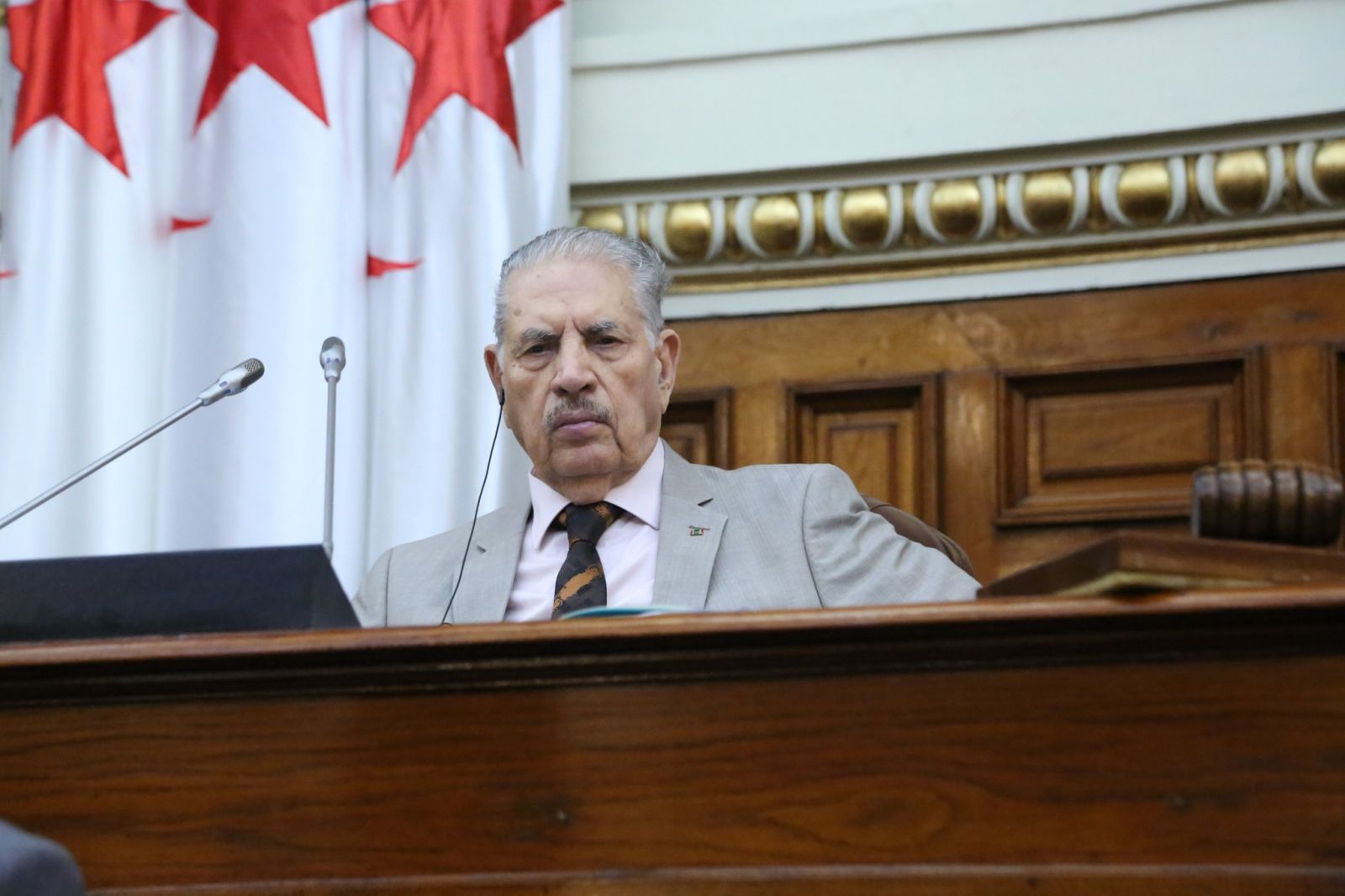 في جلسة علنية ترأسها السيد صالح قوجيل، رئيس مجلس الأمة أعضاء مجلس الأمة يناقشون نص القانون المعدل للقانون رقم 63-278 المؤرخ في 26 جويلية سنة 1963 الذي يحدد قائمة الأعياد الرسمية، المعدل والمتمم ونص القانون المعدل والمتمم للقانون رقم 83-12 المؤرخ في 02 يوليو سنة 1983 والمتعلق بالتقاعد، المعدل والمتمم