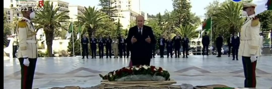 رئيس الجمهورية السيد عبد المجيد تبون، يتوجه لمقام الشهيد للترحم على أرواح الشهداء الأبرار.