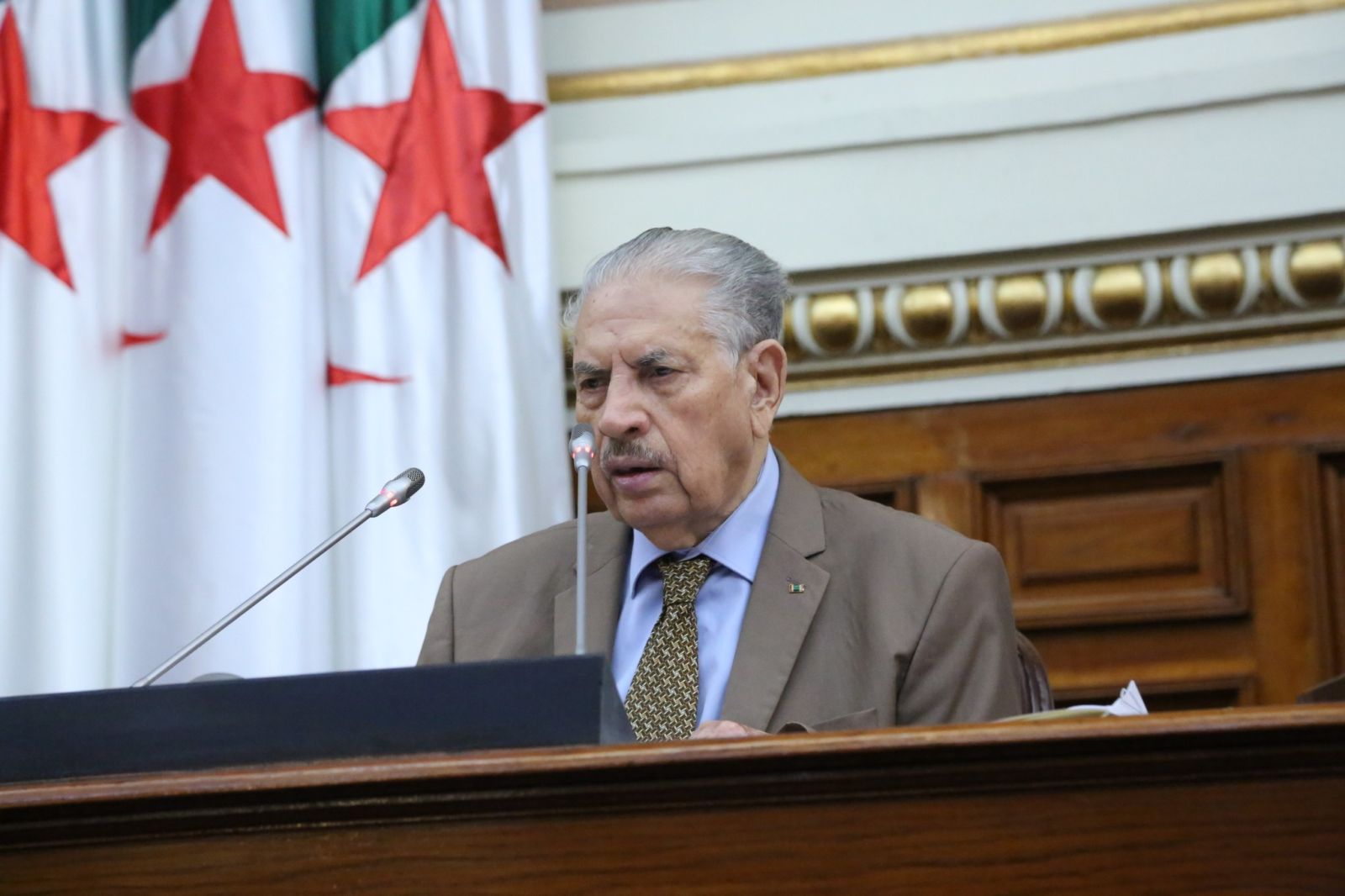 المصادقةعلى الحكم محل الخلاف بين غرفتي البرلمان في نص القانون العضوي المتعلق بالإعلام (المادة 22 منه) و نص القانون المتضمن تنظيم مهنة المحضر القضائي