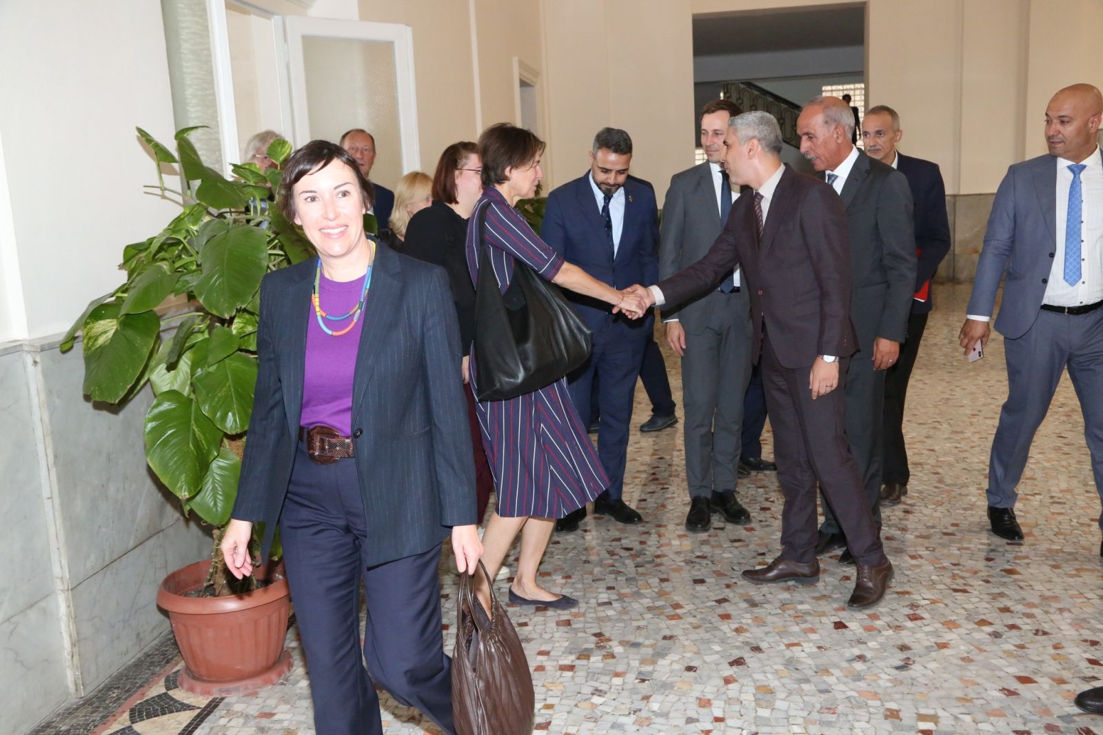 بتكليف من السيد صالح قوجيل، رئيس مجلس الأمة.. السيد محمد عمرون، رئيس لجنة الشؤون الخارجية والتعاون الدولي والجالية الجزائرية في الخارج بمجلس الأمة يستقبل السيد "نيكو مارشيتي"، رئيس المجموعة البرلمانية الثنائية "النمسا"-شمال إفريقيا" وعضو المجلس الوطني بالنمسا، والوفد المرافق له