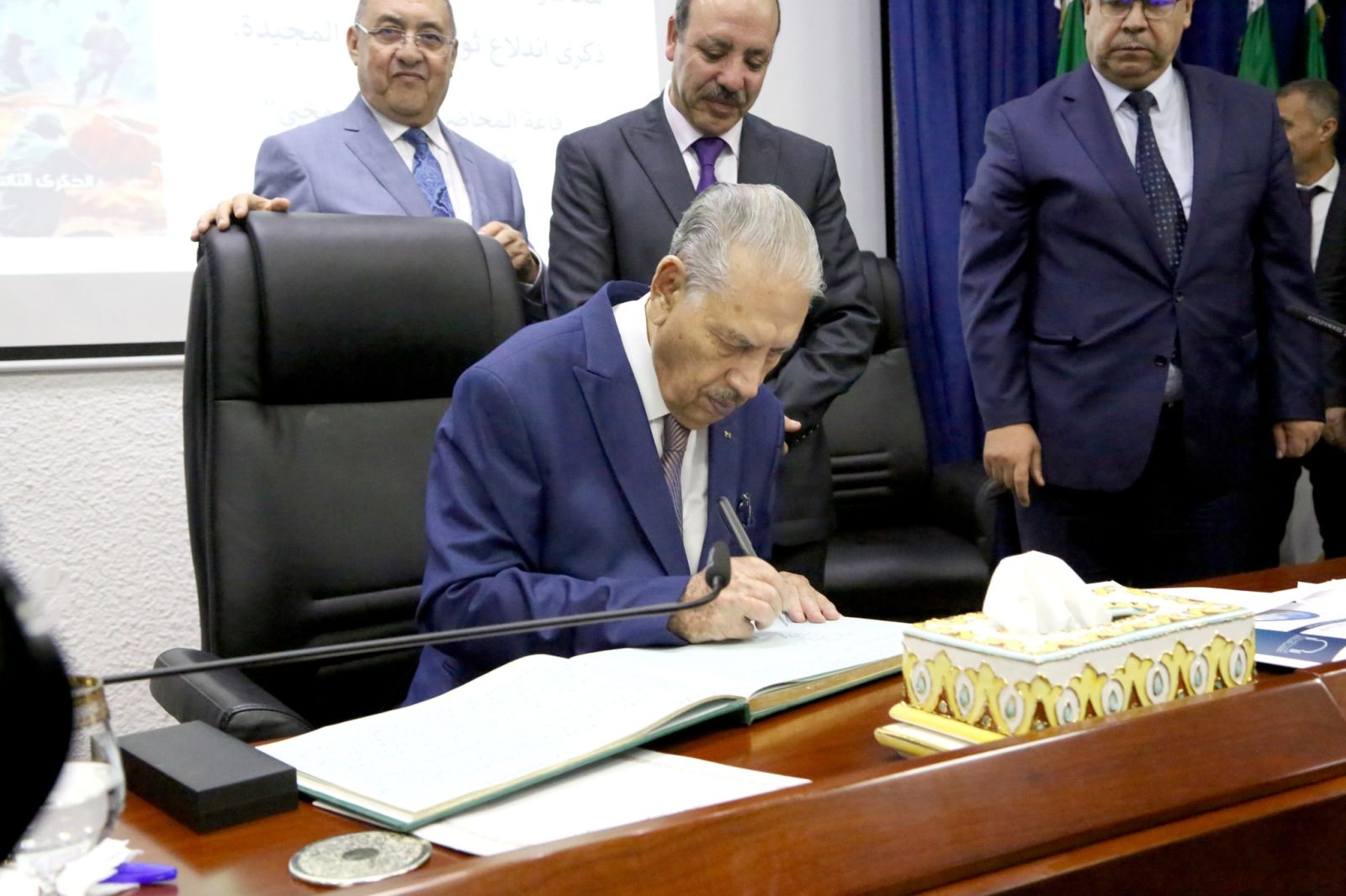 رئيس مجلس الأمة يوقَع بالسجل الذهبي للمدرسة الوطنية للإدارة "مولاي أحمد مدغري"..