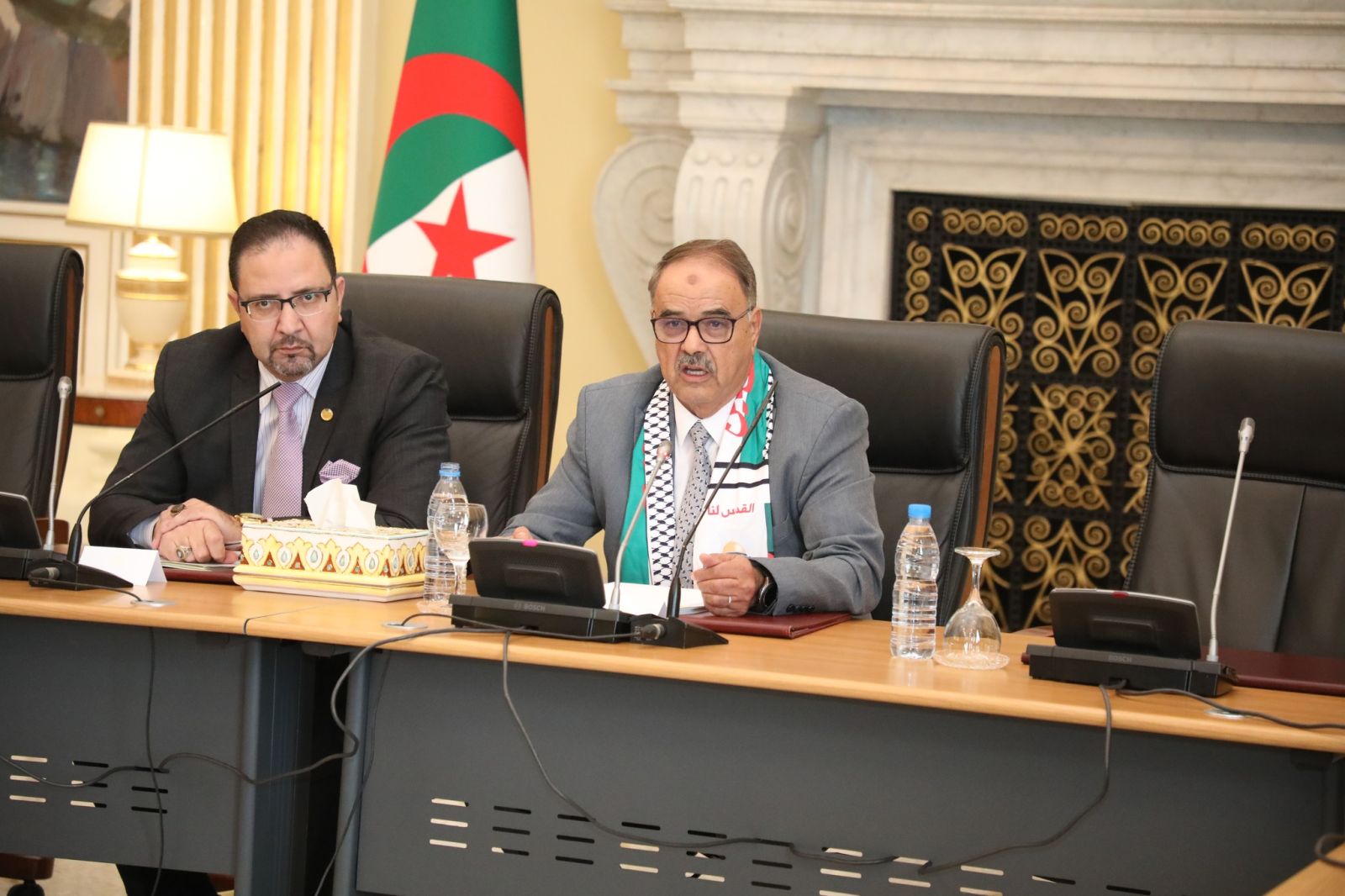 اللجنة المتساوية الأعضاء لغرفتي البرلمان حول المادة 2 من نص القانون الذي يُحدّد شروط وكيفيات منح العقار الاقتصادي التابع للأملاك الخاصّة للدولة الموجّه لإنجاز مشاريع استثمارية  محل الخلاف بين الغرفتين تعقد أولى اجتماعاتها بمقر مجلس الأمة
