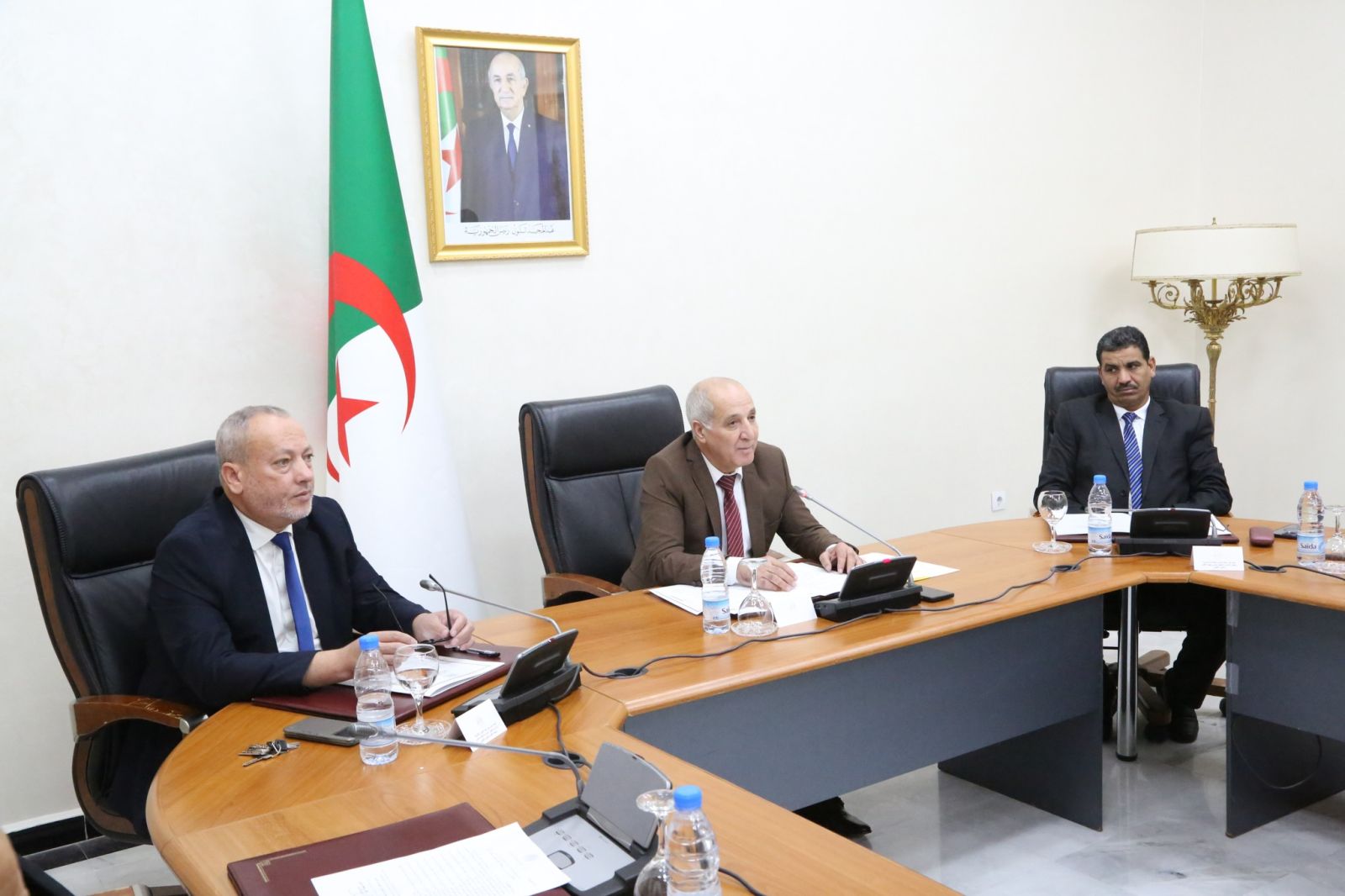 لجنة الشؤون القانونية والإدارية وحقوق الإنسان والتنظيم المحلي وتهيئة الإقليم والتقسيم الإقليمي لمجلس الأمة، تدرس ملف إثبات عضوية السيد أحمد محمود خونة، بعنوان المعينين ضمن الثلث الرئاسي.
