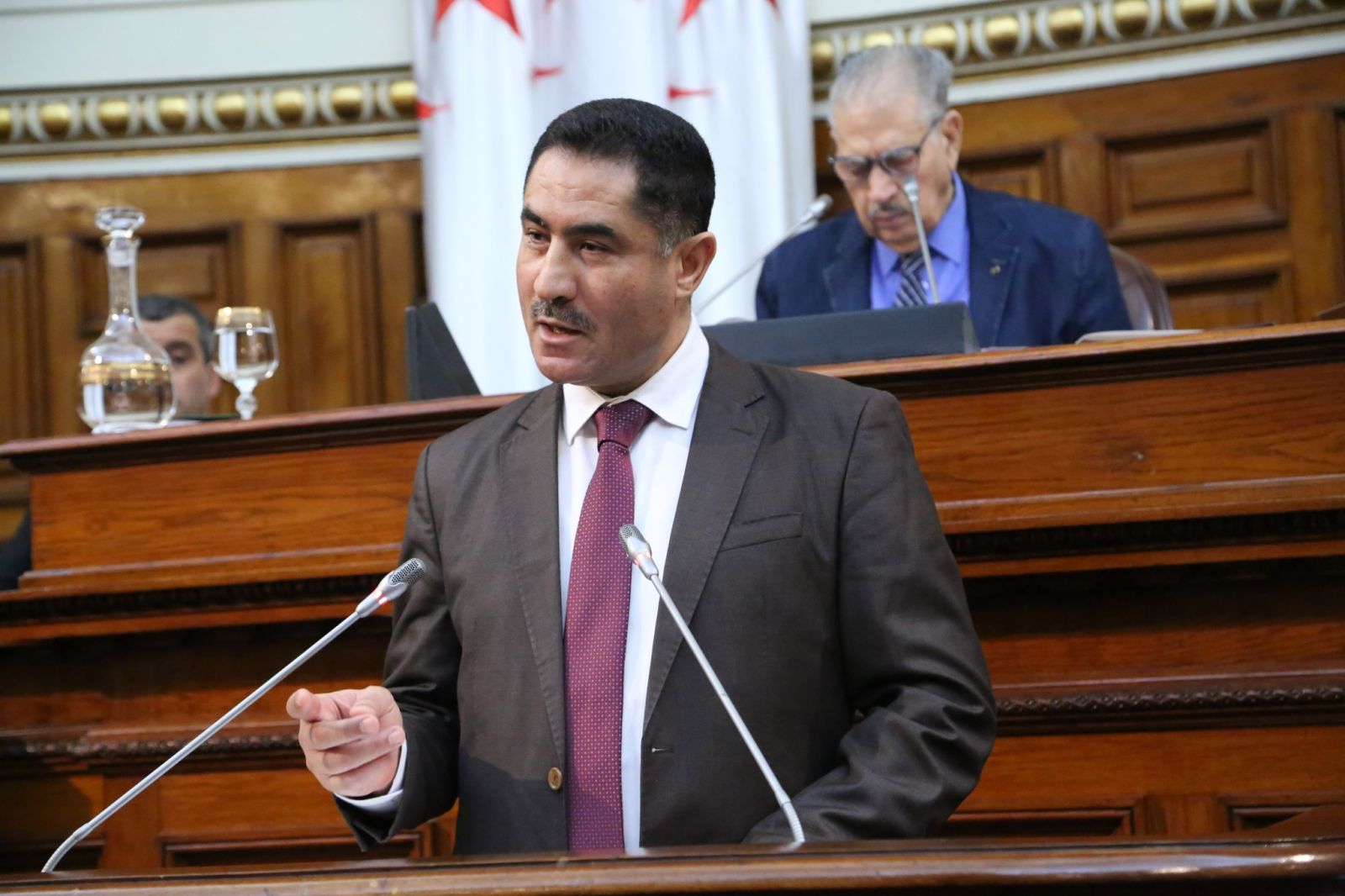 السيد صالح ڤوجيل، رئيس مجلس الأمة ينوّه بأهمية النصين القانونين اللذين يتعلّقان بالصحافة المكتوبة والصحافة الإلكترونية وبالنشاط السمعي البصري موضوع مناقشة من قبل أعضاء المجلس ويدعو إلى التفكير في إعداد وسنّ ميثاق وطني للإعلام