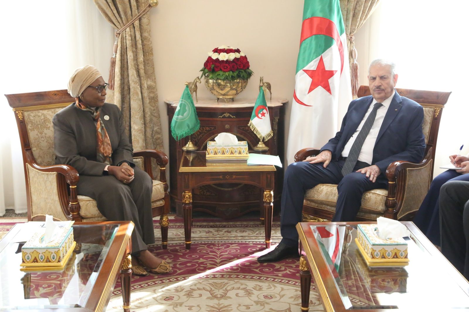 استقبل السيد صالح قوجيل، رئيس مجلس الأمة، السيدة إيماني داود عبود، رئيسة المحكمة الإفريقية لحقوق الإنسان والشعوب، رفقة أعضاء من ذات المحكمة