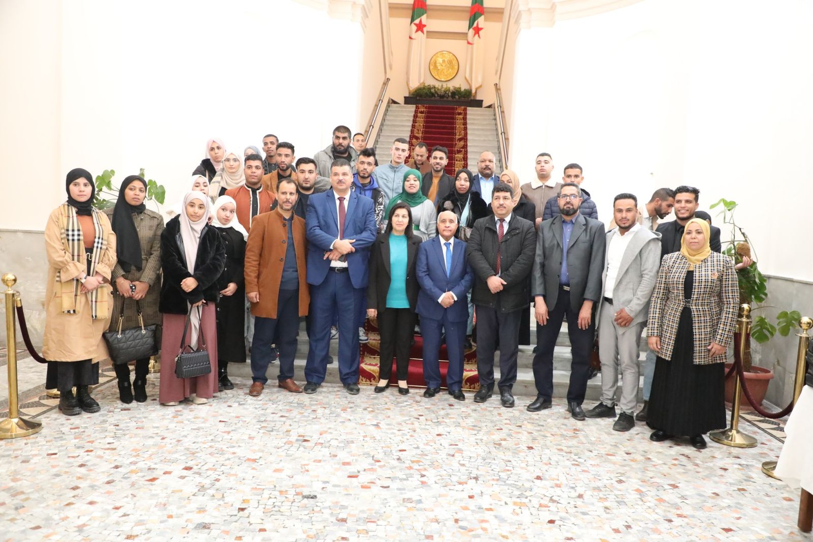 مجموعة من طلبة كلية الحقوق والعلوم السياسية بولاية الوادي تقوم بزيارة الى مجلس الأمة.