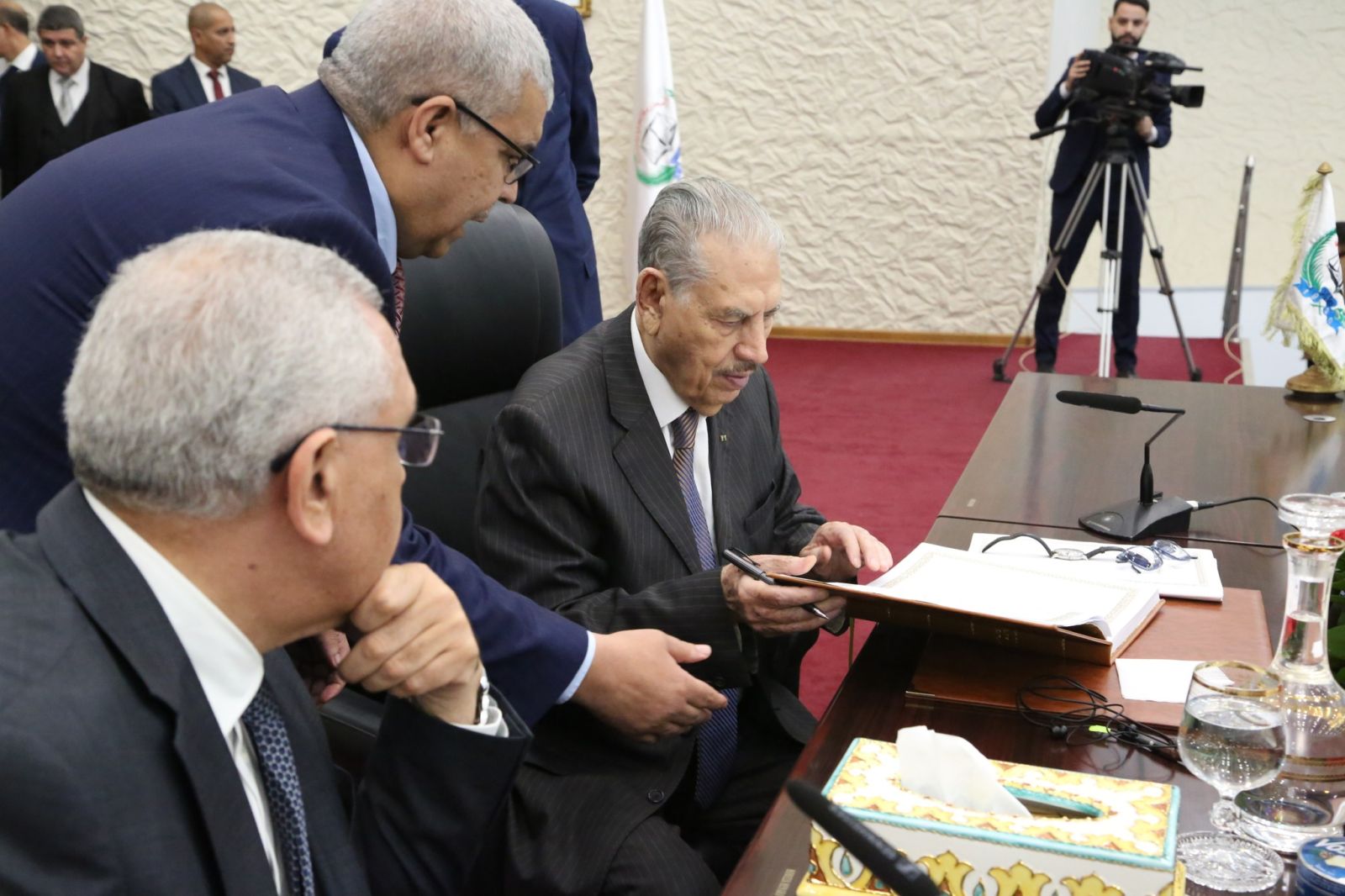 رئيس مجلس الأمة يوقّع بالسجل الذهبي للمدرسة العليا للقضاء